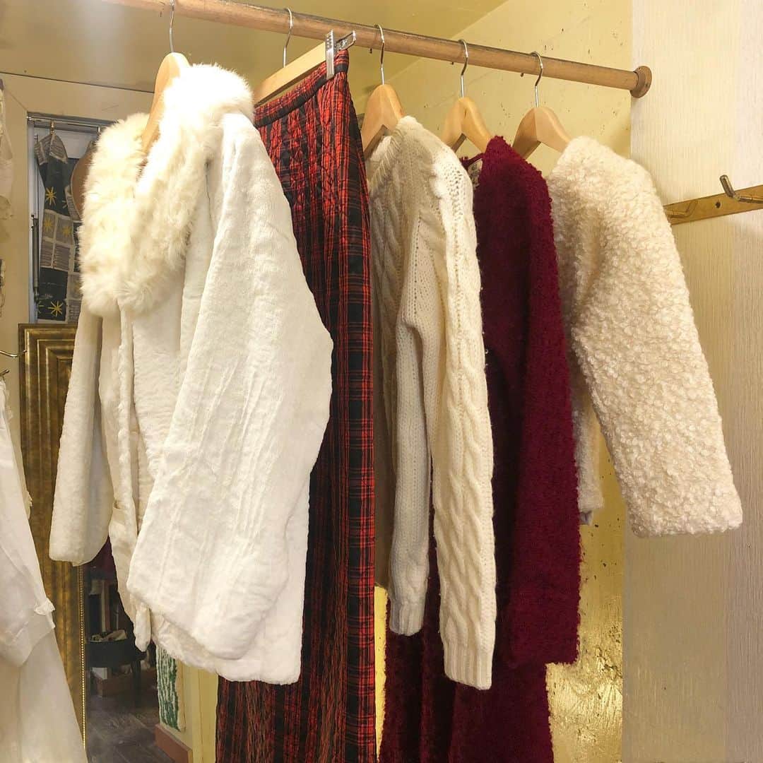 NUTTY Vintage&Collectibleのインスタグラム：「🇺🇸WEEKEND NEW ARRIVALS🇺🇸  red&white winter select… ❤️❄️☃️  年末もまだまだ買い付けたばかりの ヴィンテージアイテム入荷いたします＊  ワクワクをお届けできますように🎁  🎄VINTAGE ONLINE STORE 5%OFFクーポンコード【shop120thx3】 (本日12/25迄)🎄 ㅤㅤㅤㅤㅤㅤㅤㅤㅤㅤㅤ ------------------------------------ 🛍NUTTY通販について🛍 ------------------------------------- ＜ONLINE STORE＞ VINTAGE▶︎http://nutty.theshop.jp/ USED SELECT▶︎https://nuttyselect.official.ec/ （プロフィールページURLよりjump🕊） ㅤㅤㅤㅤㅤㅤㅤㅤㅤㅤㅤㅤㅤ ＜VIDEO CHAT SHOPPING＞ テレビ電話をお繋ぎして、リアルタイムでご案内いたします。詳細は過去の投稿をご覧ください。」