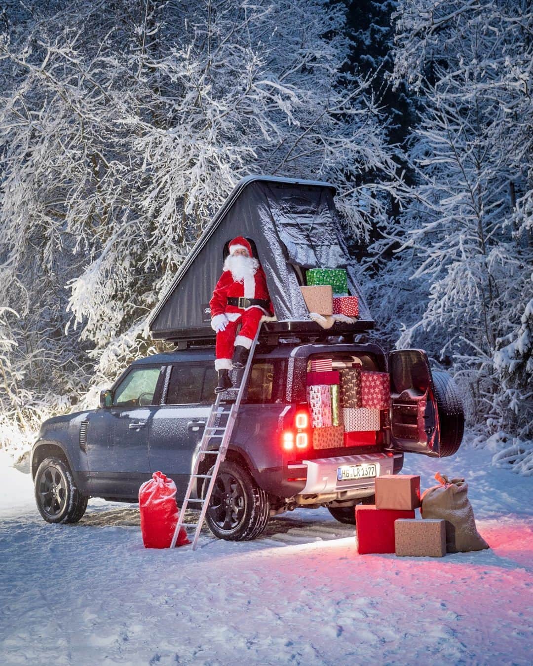 Land Roverさんのインスタグラム写真 - (Land RoverInstagram)「We've got the greatest global explorer of all covered this year. Merry Christmas from #LandRover.  #NewDefender #TeamDefender #Christmas #Christmas2020 #Xmas #FatherChristmas #Santa #MerryChristmas」12月25日 20時30分 - landrover