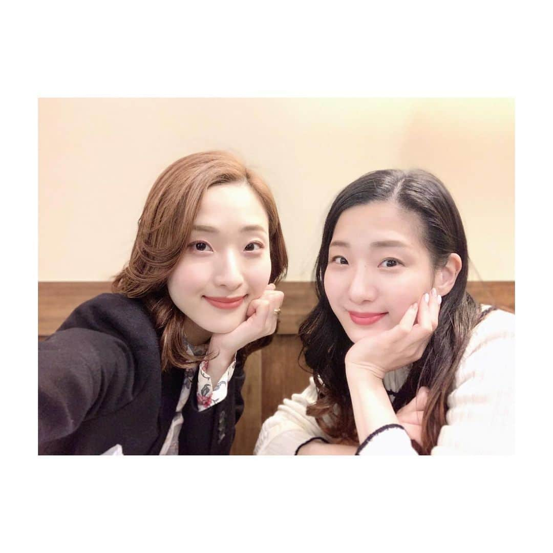 すみれ乃麗のインスタグラム：「Merry Christmas🎄❣️❣️❣️. . . 昨日は月組さんを観劇して参りました✨✨✨2人での観劇は久しぶりで、とーっても楽しかったです😇💕💕💕. . . 宝塚ならでは日本物のショー✨✨✨雅やかで美しいですよね😇💕💕💕. トップの珠城さんのお美しさがより一層映えて、後光が差して見えました😍スター性ってこういう事を言うのだなぁと改めて実感✨✨✨. そして、お芝居ではなんと女役😳😳😳. いつも温かくて男気あふれるカッコいい珠城さんが大好きなので、正直少し残念な気もしたのですが、、、珠城さんだからこそ成り立つ夢の崩れない女姿✨女性が憧れる凛々しさを失わず、いつもと変わらぬハートフルなお芝居に胸打たれました✨✨✨. . ハリウッド女優のような美園さくらちゃん😍今回はフランスが舞台でしたが、私が大好きな1920〜30年代のアメリカのミュージカル映画に出てくるようなクラシカルな魅力を持ってらして、彼女が出てくると空気がパッと明るくなります❣️. . . 同期の千海華蘭と鳳月杏も、2人が絡んで大活躍😍❣️❣️❣️2人とも日本物も美しくて、お芝居では笑わせてくれて💓💓💓自慢の同期です🤣❣️❣️❣️. . . 東京宝塚劇場公演は、各組ほぼ観劇してますが、今回は松本悠里先生の退団公演ということで、絶対に絶対に拝見したいと思っていました！. . 初めて松本先生を舞台で拝見したのは今回と同じく月組さんの、2003年『花の宝塚風土記』。私も、ひと目見た瞬間から松本先生の舞の虜になった1人です。. 恐らく、その頃から漠然と『もし日本舞踊を踊る事があったら、松本悠里さんのように踊りたい』と、大変恐れ多くも感じていました。失言？暴言？妄言？お許しください🙏💦. . 入団後、日舞の劇団レッスンを受ける時は出来る限り、松本先生の右斜め後ろに立つようにして、少しでも拝見して、空気を感じられるようにと場所取りしていました。（日舞は左斜め前を向く振付が多いので）. 到底私では足元にも及ばないどころか、雲の上の存在であり異次元の方なのですが、ご一緒にレッスンできた事が奇跡的であり大変有り難い事だったのだと今改めて思います。. . 宝塚最後のお姿を拝見して、日々の弛まぬ努力に裏付けされた優美さ、溢れるお優しさと清らかさ、、私の青春時代の憧れそのものだったのだと感じ、涙が止まりませんでした。 まさに夢と憧れの故郷。。。どうか、無事に千秋楽を迎えられますように、心から心からお祈り申し上げます。. . . コロナの再拡大で鬱々とした気分だったのが、月組さんからハッピーオーラを沢山頂いて、幸せなクリスマスイブになりました😍❣️最高のクリスマスプレゼント🎄💕💕💕. . . みなさんはクリスマスいかがお過ごしですか？自由にお出掛け！！とはいかない年末年始ですが、健康と安全に気をつけて、楽しくお過ごしください😍❣️❣️❣️. . . #月組 #welcometakarazuka #ピガール狂騒曲 . #松本悠里先生 #珠城りょう さん #美園さくら ちゃん #千海華蘭 #鳳月杏 . #双子の物語 ではない🤣←アドリブありがとう🙏可愛いくてカッコいいまゆぽん💕#輝月ゆうま さん. . #蘭乃はな #すみれ乃麗」