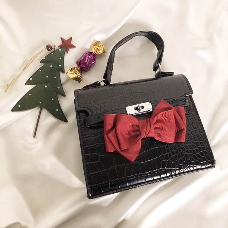 のインスタグラム：「. 🎄⛄️ ●クロコスクエアバッグ ￥ 2,200 ｟ 12/28 01:59  ZOZO Time sale ⇒ ￥1,870 ｠ No:53912419 .  高見えするクロコ生地で ワンランク上のコーデに ．  ベーシックなカラーはもちろん、 トレンディーなカラーもオススメ . 💭💜💚   取外し可能なショルダー付きで 気分やコーデに合わせて  ハンドバッグとしても ショルダーバッグとしても 持ち替えられます ．‪‪☺︎‬  ． ．  #shopnikoniko  #ショップにこにこ」