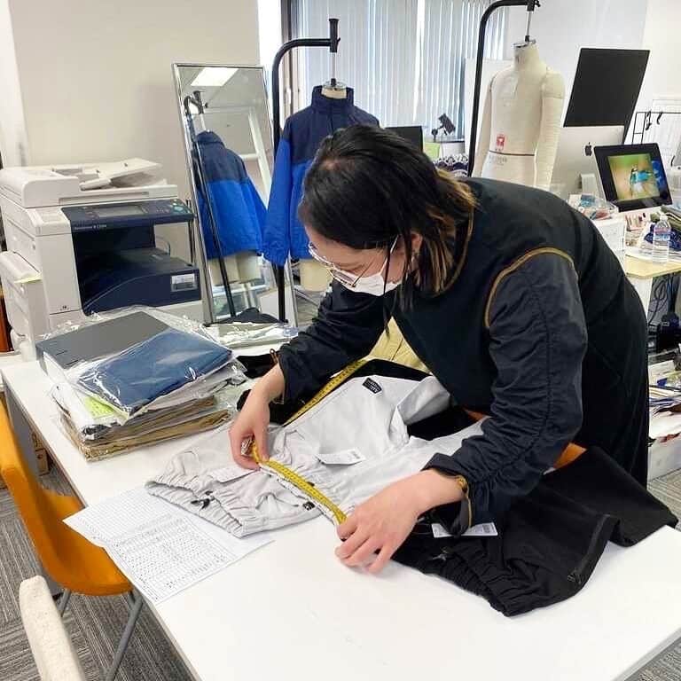 GLAZOSのインスタグラム：「. 【年末のご挨拶】 . 2020年も残すところわずかとなりました。 . ことしは例年とは違い、春からつづくコロナ禍のなか 様々な影響が出た年で、皆様にとっても特に大変な一年でもあったかと思われます。 . そんななか、GLAZOは店舗の新規出店や オンラインでのキャンペーン・イベントなどで 新しい生活様式のなかでもオンラインで繋がることにより 皆様にご愛顧いただき、とても素敵な一年となりました。 本当にありがとうございました。 . . こちらはGLAZOSの洋服を企画・デザインしているスタッフ 販売前の検品作業を行っています◎ . * 商品出荷/電話・メール対応の営業につきましては 年明け2021年の1/4(月)10時～からとなります。 * . 2021年もどうぞ、GLAZOSをよろしくお願いいたします。 . . #glazos #男の子 #kidsfashion #子供服 #年末のご挨拶 #2021 #2020 #ありがとうございました #ご挨拶 #来年もよろしくお願いします #junior #令和 #boysfashion #mensfashion #fashion #glazosの挨拶 #ニューノーマル」