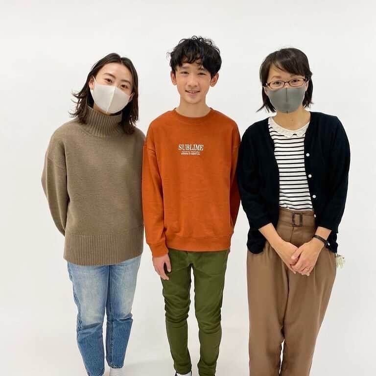GLAZOSのインスタグラム：「. 【年末のご挨拶】 . 2020年も残すところわずかとなりました。 . ことしは例年とは違い、春からつづくコロナ禍のなか 様々な影響が出た年で、皆様にとっても特に大変な一年でもあったかと思われます。 . そんななか、GLAZOは店舗の新規出店や オンラインでのキャンペーン・イベントなどで 新しい生活様式のなかでもオンラインで繋がることにより 皆様にご愛顧いただき、とても素敵な一年となりました。 本当にありがとうございました。 . . こちらはGLAZOSの撮影スタッフと 2020AWでも活躍してくれた、モデルのシオンくんと。 （カメラマンは4歳男の子のママ） . * 商品出荷/電話・メール対応の営業につきましては 年明け2021年の1/4(月)10時～からとなります。 * . 2021年もどうぞ、GLAZOSをよろしくお願いいたします。 . . #glazos #男の子 #kidsfashion #子供服 #年末のご挨拶 #2021 #2020 #ありがとうございました #ご挨拶 #来年もよろしくお願いします #junior #令和 #boysfashion #mensfashion #fashion #glazosの挨拶 #ニューノーマル」