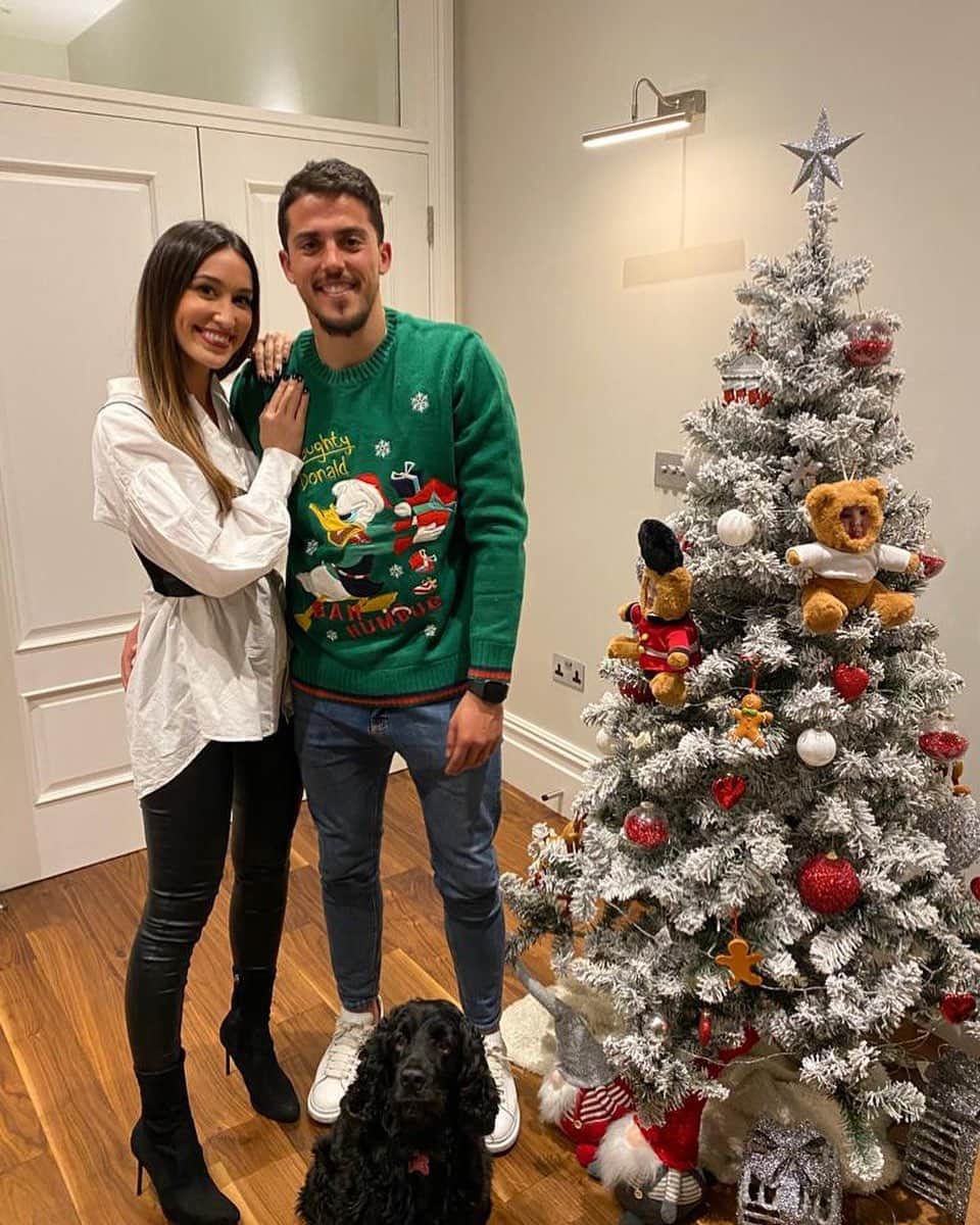 パブロ・フォルナルスのインスタグラム：「Feliz Navidad de los Fornals Lara 👸🏽🧔🏽🐕‍🦺   Merry Christmas from Fornals Lara’s family 👸🏽🧔🏽🐕‍🦺」