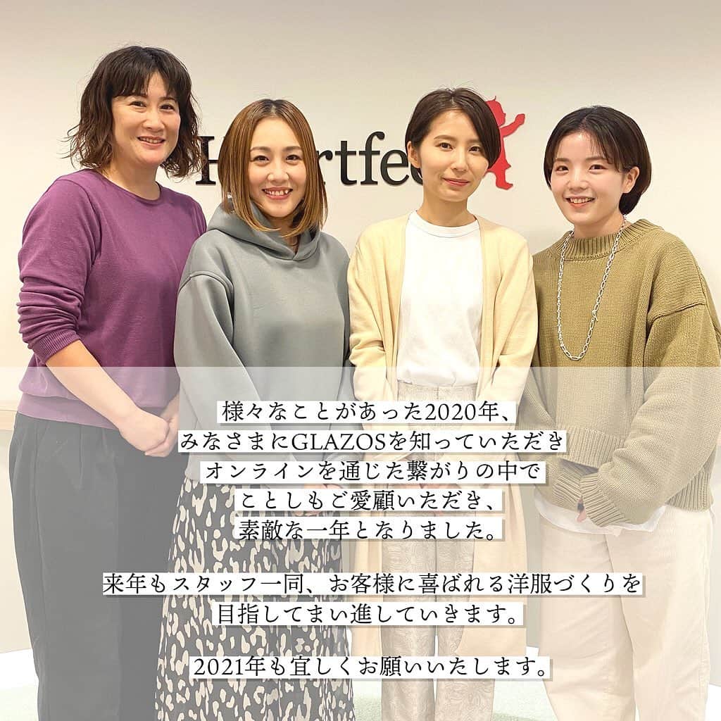 GLAZOSのインスタグラム：「. 【年末のご挨拶】 . 2020年も残すところわずかとなりました。 . ことしは例年とは違い、春からつづくコロナ禍のなか 様々な影響が出た年で、皆様にとっても特に大変な一年でもあったかと思われます。 . そんななか、GLAZOは店舗の新規出店や オンラインでのキャンペーン・イベントなどで 新しい生活様式のなかでもオンラインで繋がることにより 皆様にご愛顧いただき、とても素敵な一年となりました。 本当にありがとうございました。 . . こちらはGLAZOSのメールや電話対応をしているカスタマーチームです。 ちょうどGLAZOSを着る年代の小6男子（×2名）、小2男子のママで対応してます◎ . * 商品出荷/電話・メール対応の営業につきましては 年明け2021年の1/4(月)10時～からとなります。 * . 2021年もどうぞ、GLAZOSをよろしくお願いいたします。 . . #glazos #男の子 #kidsfashion #子供服 #年末のご挨拶 #2021 #2020 #ありがとうございました #ご挨拶 #来年もよろしくお願いします #junior #令和 #boysfashion #mensfashion #fashion #glazosの挨拶 #ニューノーマル」