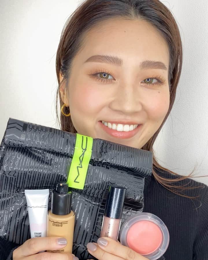 M∙A∙C Cosmetics Japanのインスタグラム：「【オンライン先行発売】2021年ラッキーバッグ✨  M·A·Cで人気のアイテムが揃った3種のラッキーバッグが、12月28日(月)公式オンライン先行発売！ どこよりも早く、M·A·Cのラッキーバッグを手に入れるチャンス✨ 新年に相応しい豪華なキットを見逃さないで！  ㅤ ＼税込14,000円相当！／ ■M·A·C ニュー イヤー メイクアップ キット 【ダズル アイ】 (税込9,680円) 【内容】 ・スタジオ フィックス フルイッド SPF 15（30mL）: NC25 ・ストロボクリーム ピンクライト（15mL） ・グロー プレイ ブラッシュ（7.3g）: チアー アップ  ・ダズルシャドウ リキッド（4.6g）: エブリ デイ イズ サンシャイン ・M·A·C プレップ プライム フィックス+（2.5g） ・オリジナルポーチ ※サイズ: H160 X W180 X D50MM  ㅤ ＜発売情報＞ ☑︎2020/12/28（月）公式オンライン限定発売 (午前10時発売予定。システムの影響により、発売が多少前後する可能性がございます。何卒ご了承ください) ☑︎2021/1/1(金) 一部店舗*限定発売 *伊勢丹 新宿本店、阪急うめだ本店、西武池袋本店、三越伊勢丹化粧品オンラインストア meeco、阪急百貨店公式コスメ通販サイト﻿ HANKYU BEAUTY ONLINE、西武・そごう公式ショッピングサイトサイト e.デパート ※12/26(土)〜伊勢丹 新宿本店、西武池袋本店限定で予約を開始しております。」