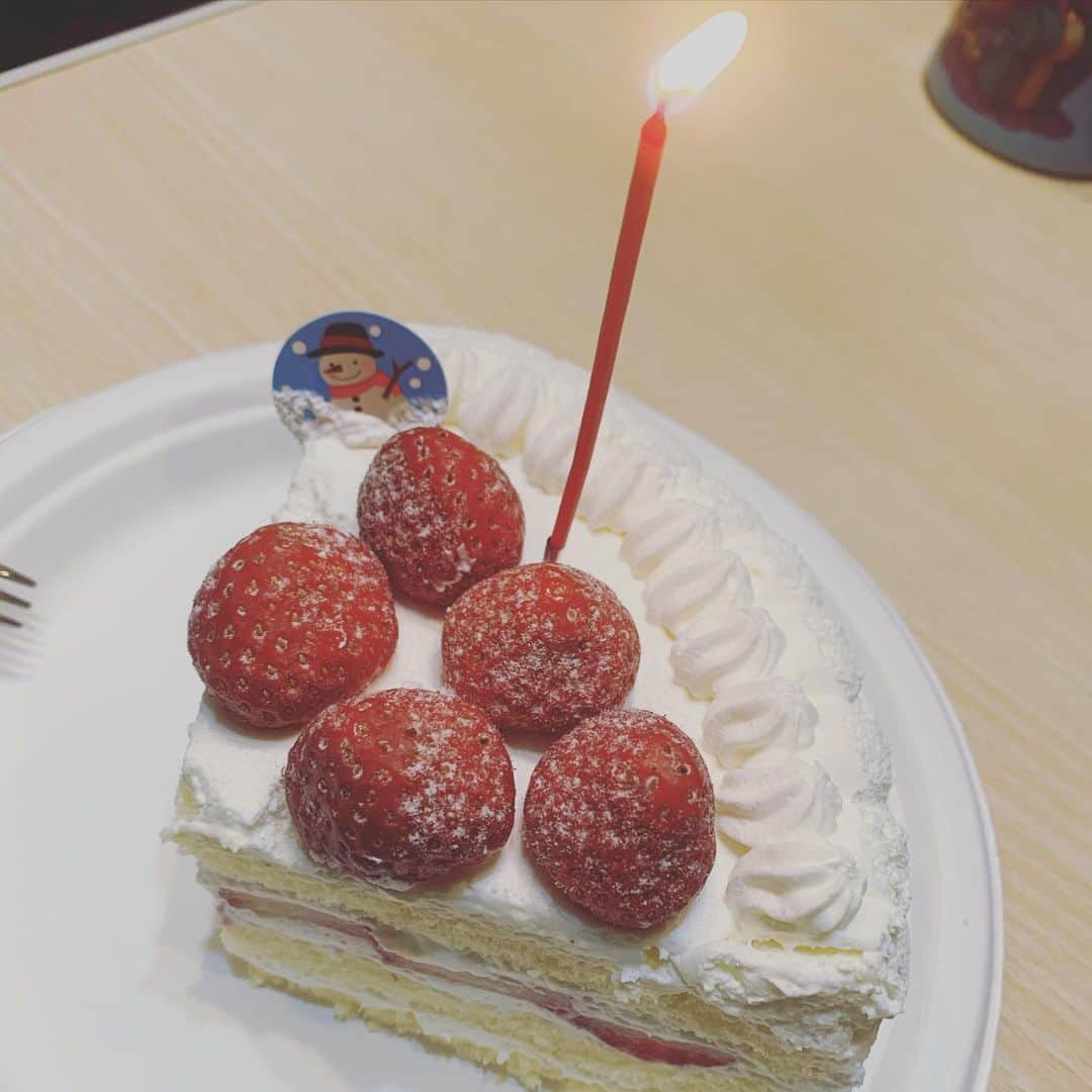 祐澄しゅんのインスタグラム：「🎄Merry Christmas🎄 実家からたっくさん野菜届いてご近所同期宅とお世話になっている方にお届け！ 同期のお家で大きなホールケーキを分けて頂いてw 美味しく頂きました！！！ イヴは久しぶりに焼肉食べに行きましたよぉ。 やっぱりお肉は幸せになる〜😆✨ まだまだ不安な世の中…最近心が落ち着かない人も多いですね。 聞くしか出来ないけど、少しでも気持ちが晴れますように…🙏 #クリスマスケーキ #美味しかった #せあらありがとう #お母さん #いつもありがとう #素敵な夜を #メリークリスマス #祐澄しゅん」