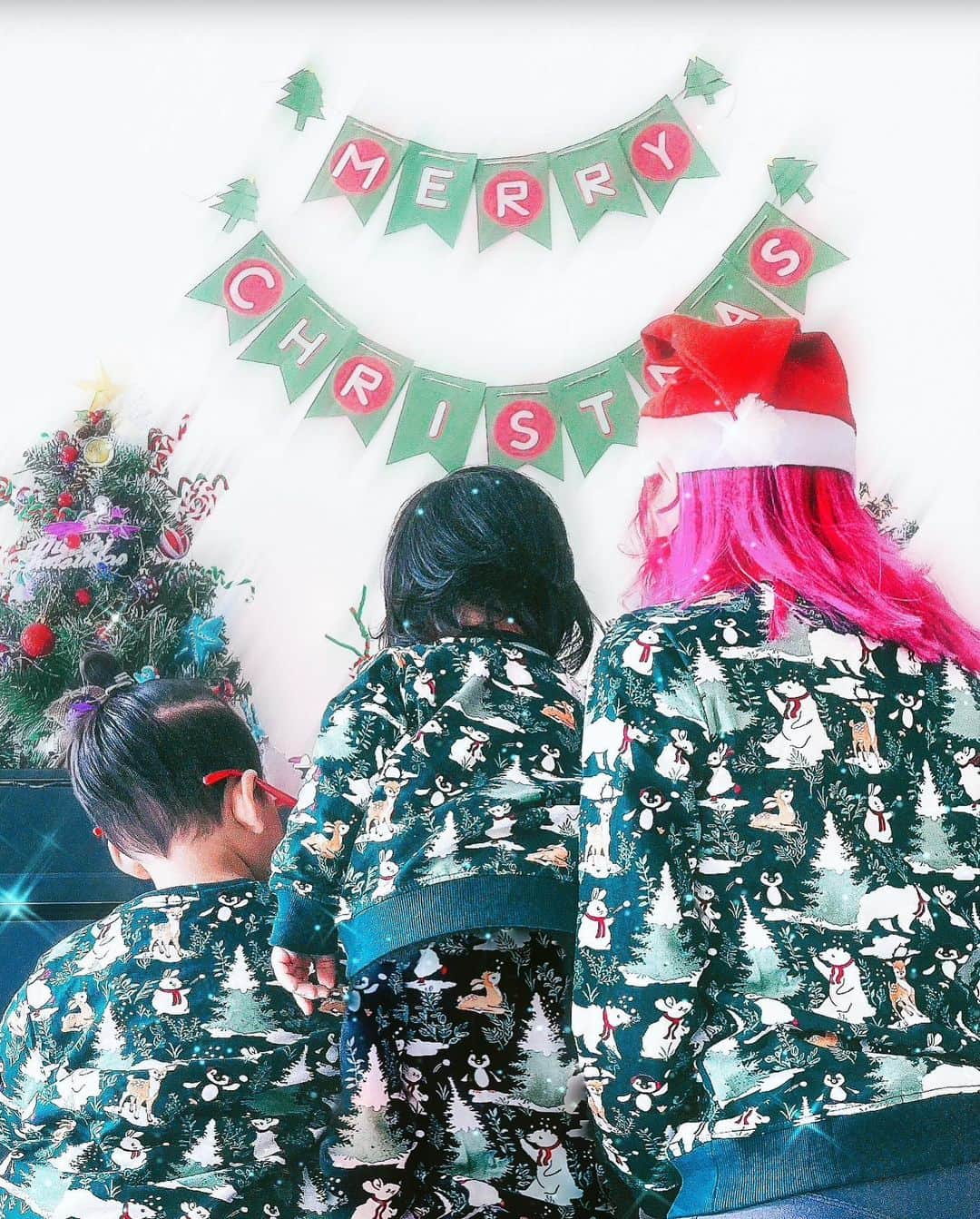 Eva Cheung☆さんのインスタグラム写真 - (Eva Cheung☆Instagram)「🎄ᗰᙓᖇᖇY ᑕᕼᖇIᔕTᗰᗩᔕ🎁 With my two little boy  🎄在家過聖誕🎄🎁🎅🏻  聖誕親子裝(?) 其實件衫係童裝8-10歲  媽媽我著得落啊！！😂😂😂    #caesar #casper」12月25日 20時36分 - eva_pinkland
