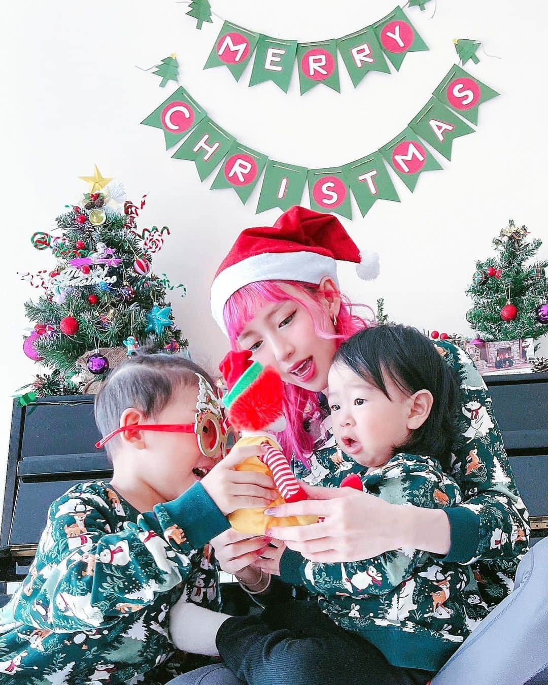 Eva Cheung☆のインスタグラム：「🎄ᗰᙓᖇᖇY ᑕᕼᖇIᔕTᗰᗩᔕ🎁 With my two little boy  🎄在家過聖誕🎄🎁🎅🏻  聖誕親子裝(?) 其實件衫係童裝8-10歲  媽媽我著得落啊！！😂😂😂    #caesar #casper」