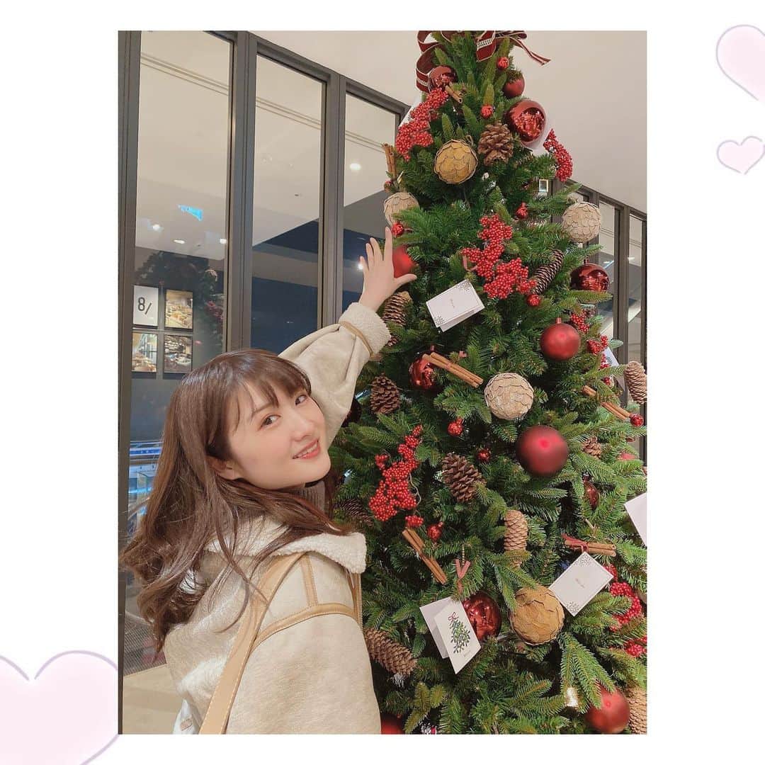 葉月智子のインスタグラム：「. てっぺんの星に触りたかった🌟 . Merry Christmas🎄🎁 #葉月智子 #ちょもちゃん  #Chomostagram」