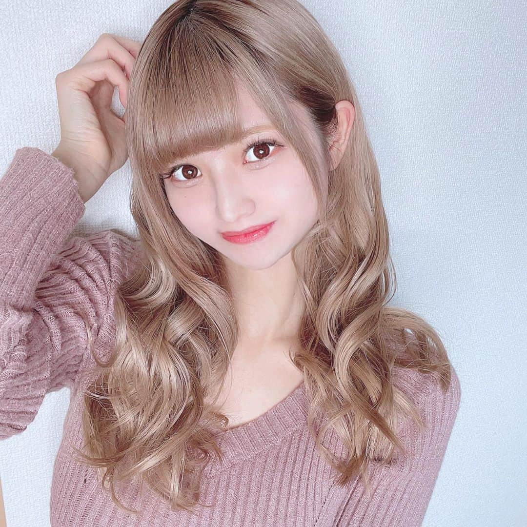 眞白ありすさんのインスタグラム写真 - (眞白ありすInstagram)「簡単にふわっと可愛い濡れ髪が作れるAIRY & EASYさんのグロッシーヘアワックスを使ってみたよ！  濡れ髪ってベタっとしちゃって失敗しがちだけど、このワックスは立体感のあるツヤツヤな濡れ髪が作れちゃうの！  チューブタイプでクリームみたいな質感だから出しすぎる心配もないし使いたい量を取りやすい所もおすすめ♡ 手のひらに少量ずつ取って伸ばして中間と毛先に付けるといい感じ♡ 最後に全体をラフにもみほぐすと可愛い巻き髪が作れたよー！  香りはフルーティーな感じで男の子受けしそうな甘い香りだったよ♡ デート前に付けるのもおすすめかも♡ . . . . .  #エアリーアンドイージー #airyandeasy #ふわ濡れ髪 #濡れ髪 #ウエットヘア #スタイリング #サロンプロデュース #セルフスタイリング #ヘアワックス #pr」12月25日 20時51分 - alice.ee1010