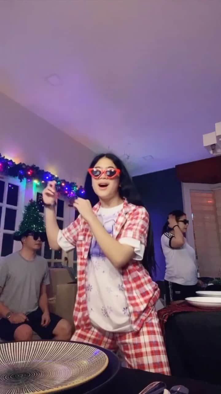 Niana Guerreroのインスタグラム：「mood this christmas 🥳 ft. mom,dad and natalia hehe 🎄❤️」
