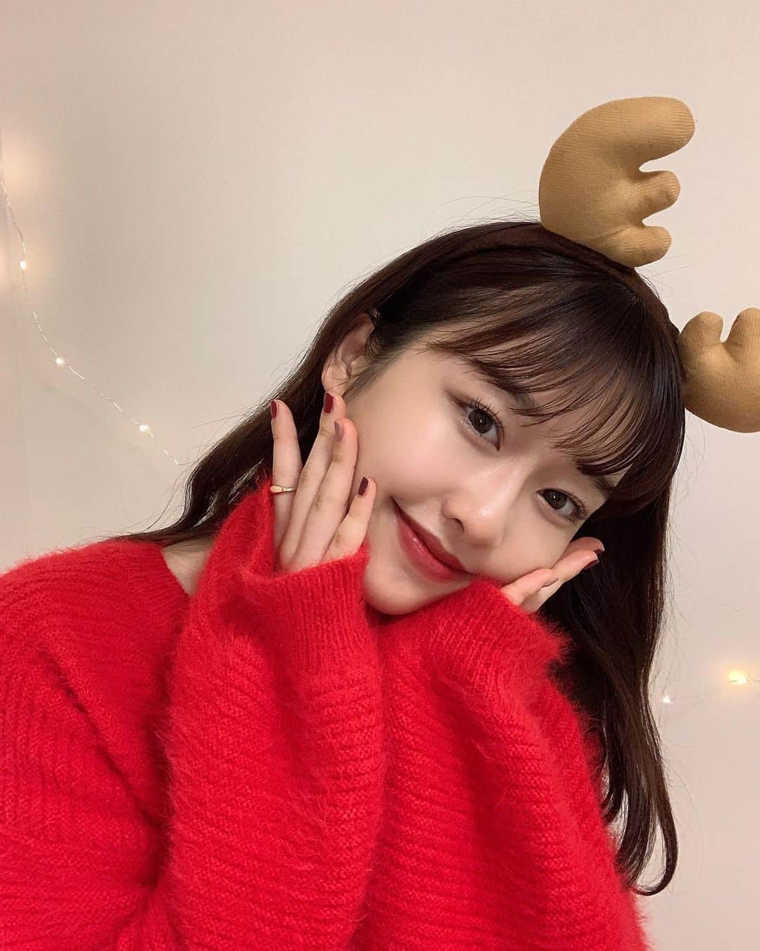 としお理歩さんのインスタグラム写真 - (としお理歩Instagram)「Merry Christmas🌛 トナカイになりました🦌♡  クリスマスっぽく赤のお洋服とネイル❤️」12月25日 20時43分 - riho_toshio