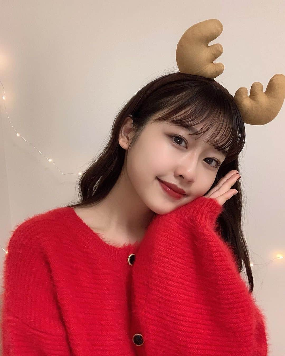 としお理歩さんのインスタグラム写真 - (としお理歩Instagram)「Merry Christmas🌛 トナカイになりました🦌♡  クリスマスっぽく赤のお洋服とネイル❤️」12月25日 20時43分 - riho_toshio