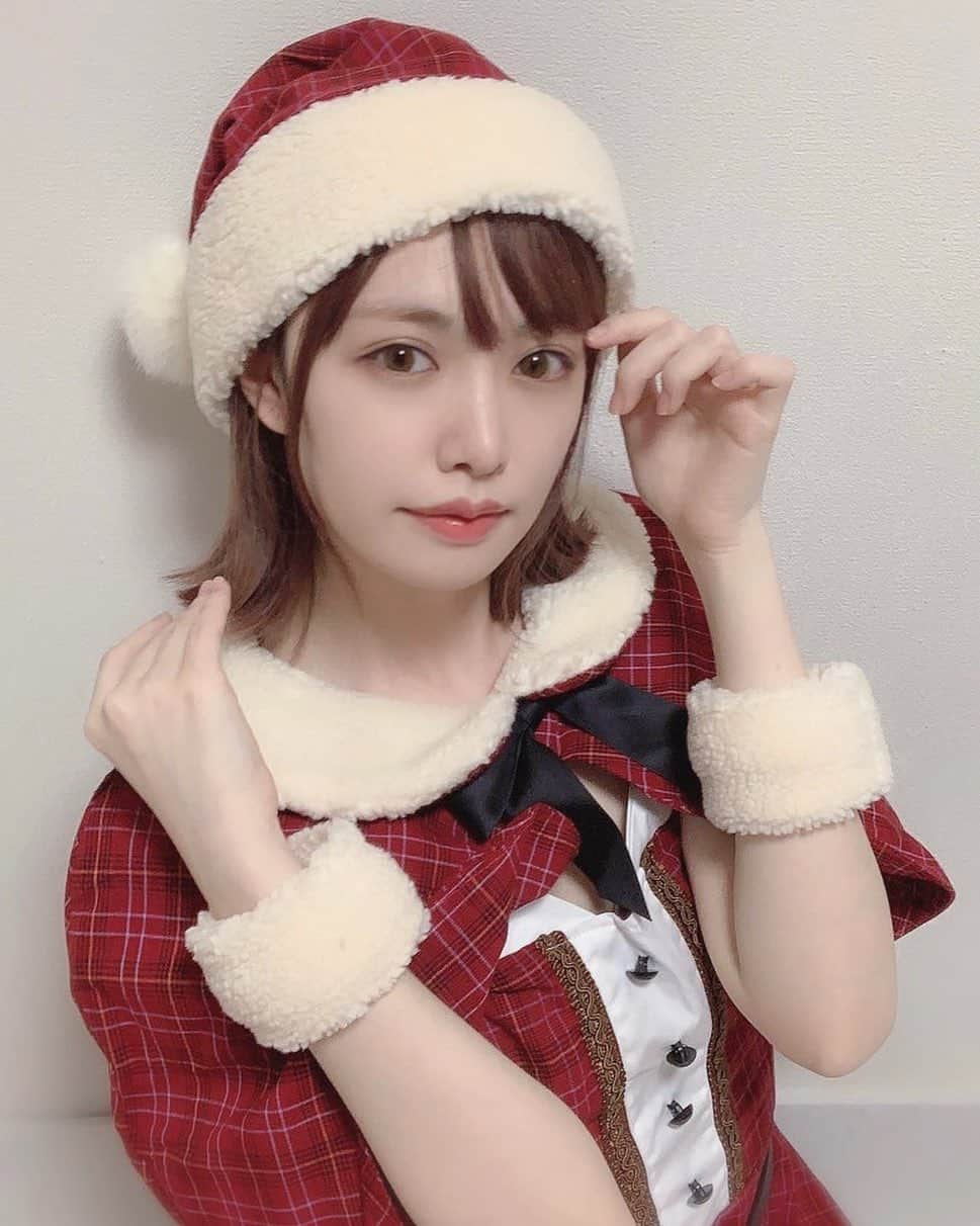 眞白桃々さんのインスタグラム写真 - (眞白桃々Instagram)「☆*::*:☆MerryXmas☆:*::*☆ いつもたくさんしあわせをくれるみなさんにとって素敵な日になりますように( . ̫ . )♡  今日仕事納めの人、お疲れ様でした🎅🏻🎄❤︎ 2020年あと少し！がんばろう🧸❄️  #こすぷれ #merrychristmas🎄」12月25日 20時44分 - momo_mashiro