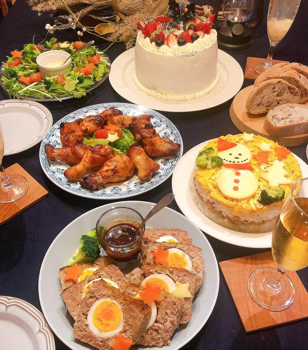 のインスタグラム：「2020.12.25 ・ Merry Christmasﾟ+｡:.ﾟ 我が家は昨夜ささやかなpartyを ・ 記録として_φ(･_･ menu✿ ･* 手羽元のマーマレード焼き ミートローフ 鶏そぼろのケーキ寿司 リースサラダ クルミのバケット （スーパーの😂） シフォンケーキ ・ 午前授業だった娘と お昼は約束してた ハッピーセット🍔を食べて 一緒に夕飯の準備 ・ リースサラダとドレッシングを 作ってくれました！ ・ そして、今日やっと終業式 のんびりお正月を迎えます🎍 ・ ・ #おうちクリスマス#🎄#クリスマス#クリスマスメニュー#夕飯#夜ご飯#クリスマスパーティー#クリスマス2020#クリスマスご飯#Christmas#MerryChristmas#パーティーメニュー#おうちご飯#おうちカフェ#うつわ好き#igersjp#フーディーテーブル#locari#おうちごはんlover#macaroni#家飯#子どものいる暮らし#毎日ごはん#てづくりごはん365#おうち時間」