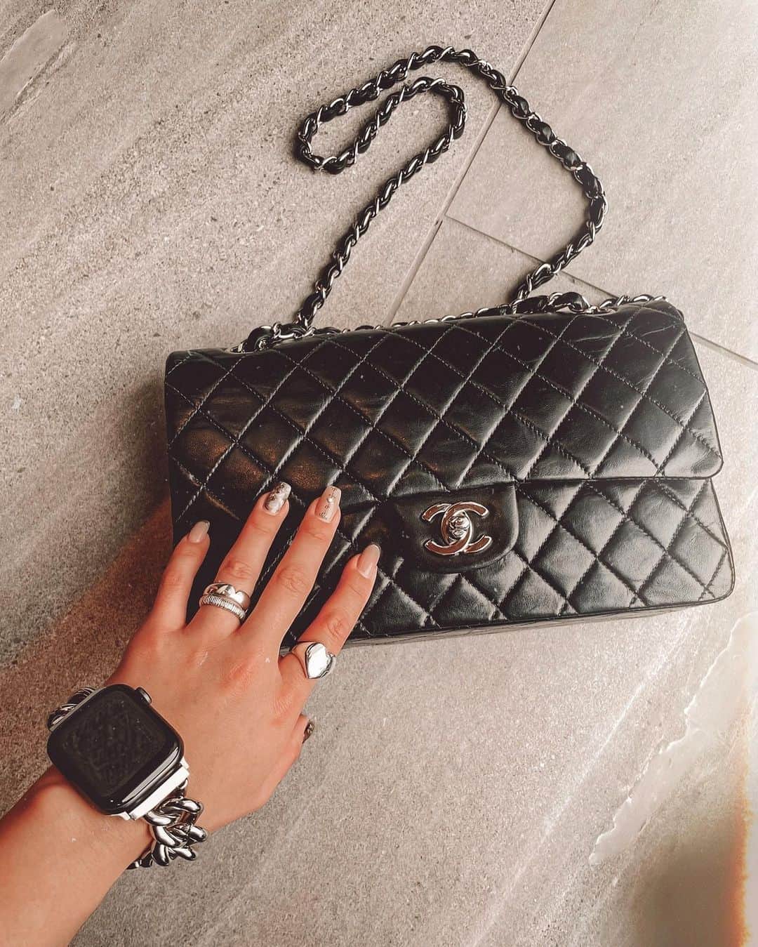 ✷kana✷のインスタグラム：「💝✨ . . ずっと探してたシルバーチェーンの ラムスキンマトラッセ、、、 ようやくようやく、この子と 思えるのに出逢えました🥺 . Apple Watchも買いました⌚️ やはりシルバーチェーンでカスタム⛓笑 好きなスタイルはブレませんw . ハピメリクリ🎁」