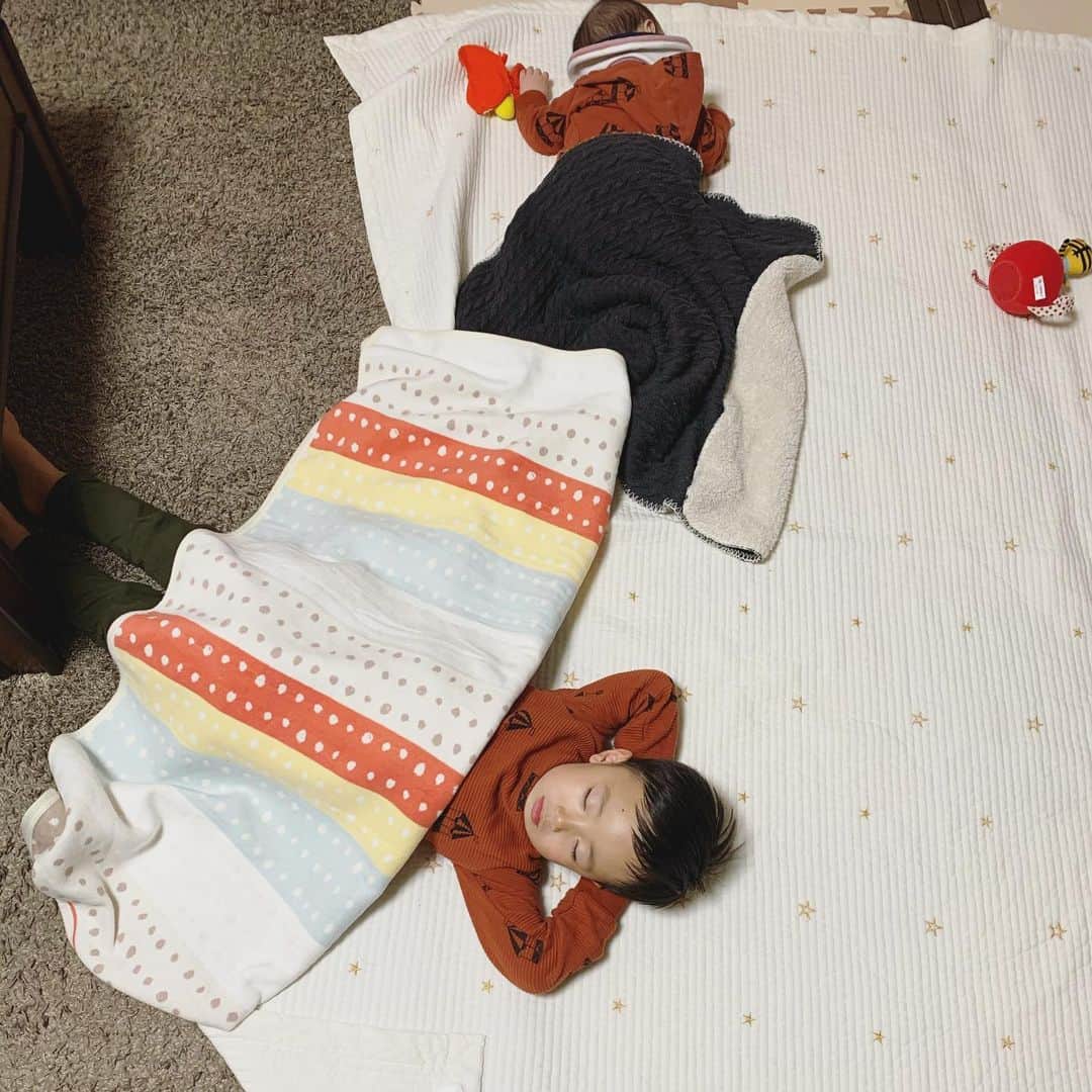 のインスタグラム：「2人揃って寝てくれた時の有り難さ🙏🏻🙏🏻🙏🏻🙏🏻🙏🏻🙏🏻🙏🏻🙏🏻🙏🏻🙏🏻✨ .  昨日の夜🌟旦那さんが夜遅く帰って来て、リョータは寝そうだったけど起きました😳 . 今からゴミ捨てに行くと言うパパに、「リョータも行くー‼️‼️」って言うので「もう遅いからダメだよー外は寒いよ〜❄️サンタさん通り過ぎちゃうかも！！来ないかもだよー‼️」って言った私😅 . 今朝☀️サンタさんからプレゼントをもらって喜んでたリョータ👦🏻🎶しばらく遊んだ後ソファーでくつろぎながら堂々と言われました、、、 . 「ほらね、ゴミ捨て行ってもサンタさん来たでしょ😏✨」って🤣💦 . 私は大人気なく言い返しました！「あの後ママがサンタさんにお願いします〜🥺🙏🏻✨ってお願いしたんだよ‼️」って😂 . 「ママありがと👦🏻💕」って言われました。何かごめん。。。🤣🙏🏻💕 . #リョータの冬遊び⛄️  #男子2人ママ👩‍👦‍👦」
