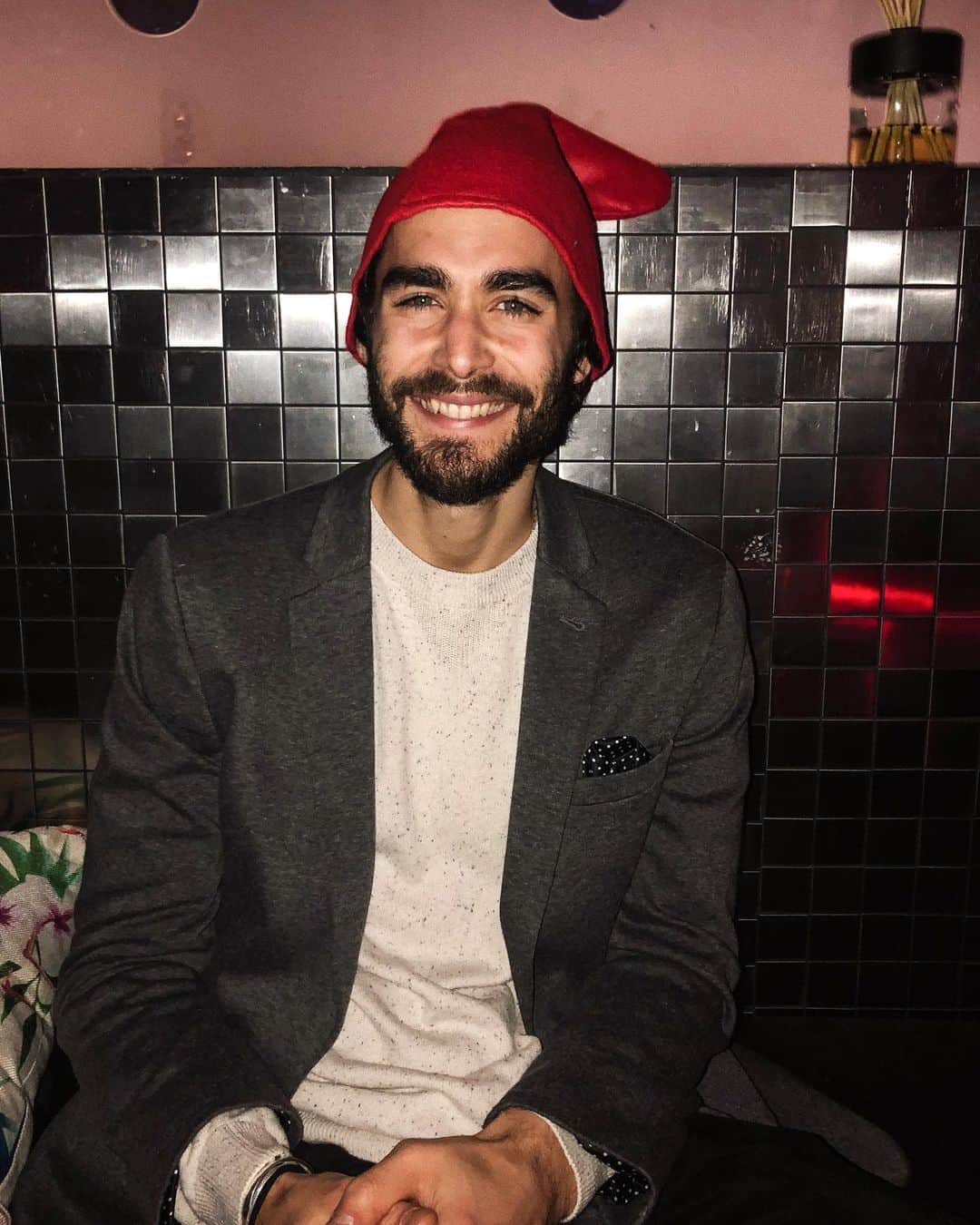 NICOLAS SIMOESのインスタグラム：「Merry and hopefully a funny Christmas to all of you 🌱✨」