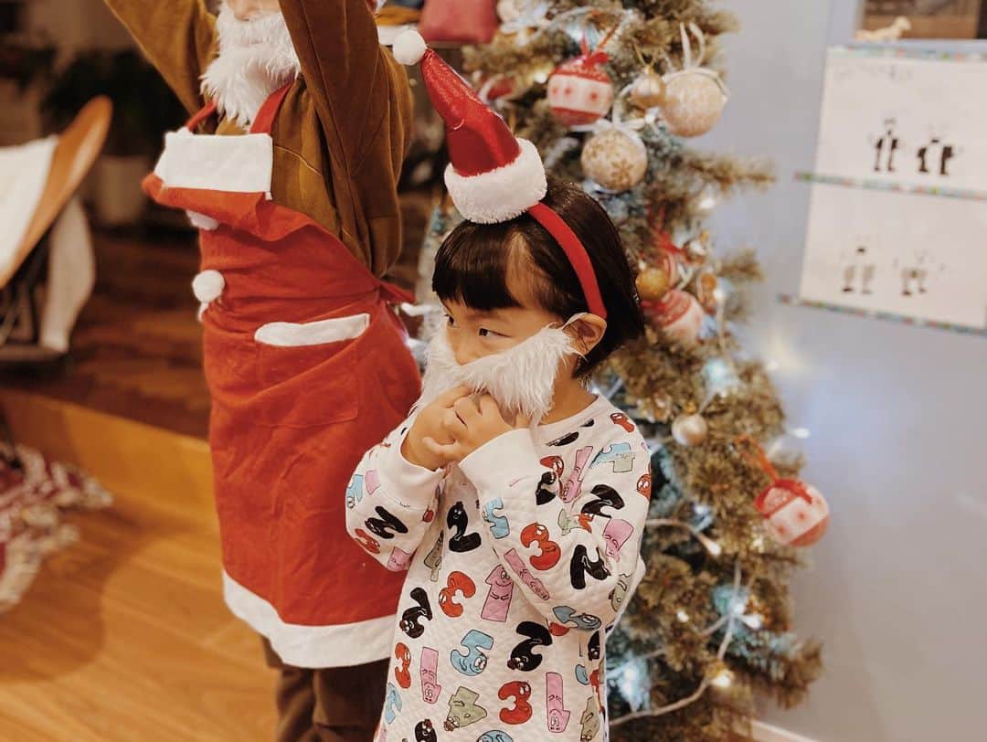 スザンヌさんのインスタグラム写真 - (スザンヌInstagram)「#christmasparty 🎂🧑‍🎄🎄🎉🍗💝﻿ ﻿ 今年はお寿司🍣とパーティーセット♡を頼んで、﻿ おでん🍢とリースサラダ🥗だけ作った☺️﻿ （無理矢理クリスマス感😂）﻿ #スザ飯﻿ ﻿ クリスマスケーキ🎂はUFOの🤤💕﻿ 我が家の🤶🤶癒し♡」12月25日 20時48分 - suzanneeee1028