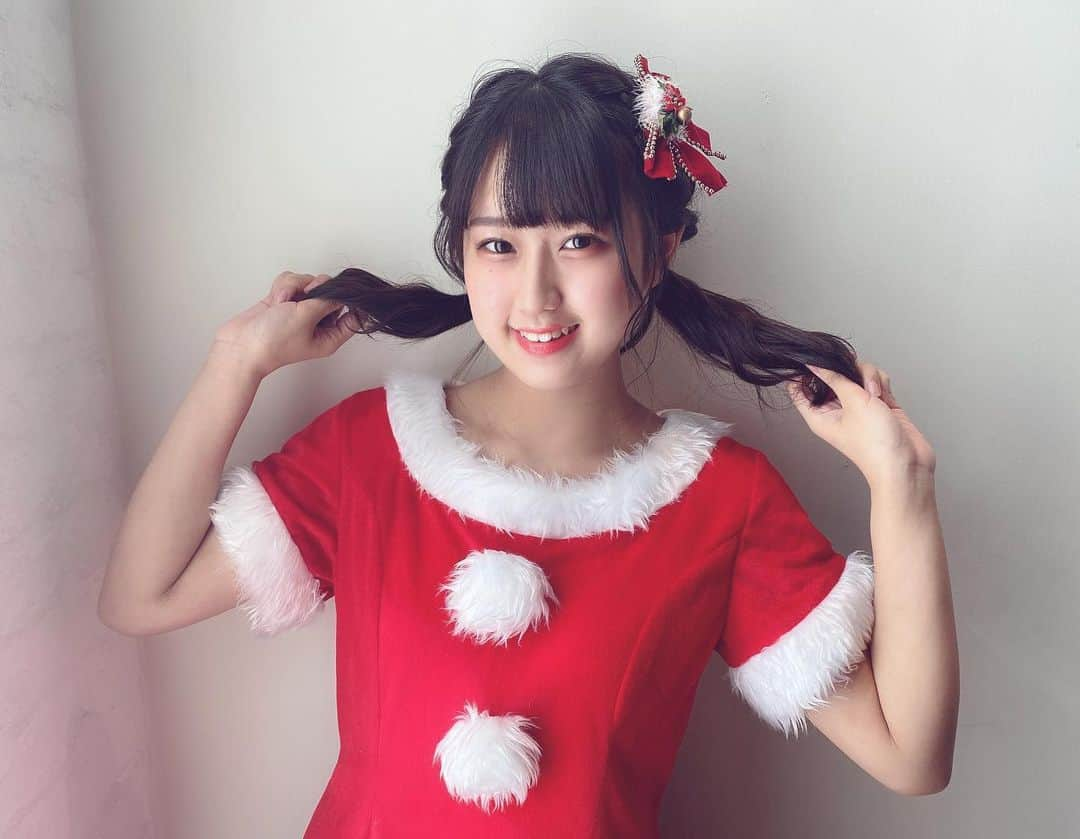 川平聖のインスタグラム：「メリークリスマス！！！！  みなさんなにかご馳走食べましたか〜？ 聖はチキン食べました🍗🤤 ・ ・ ・ ・ #クリスマス #メリークリスマス #サンタさん #赤 #ツインテール #xmas #Instagram」