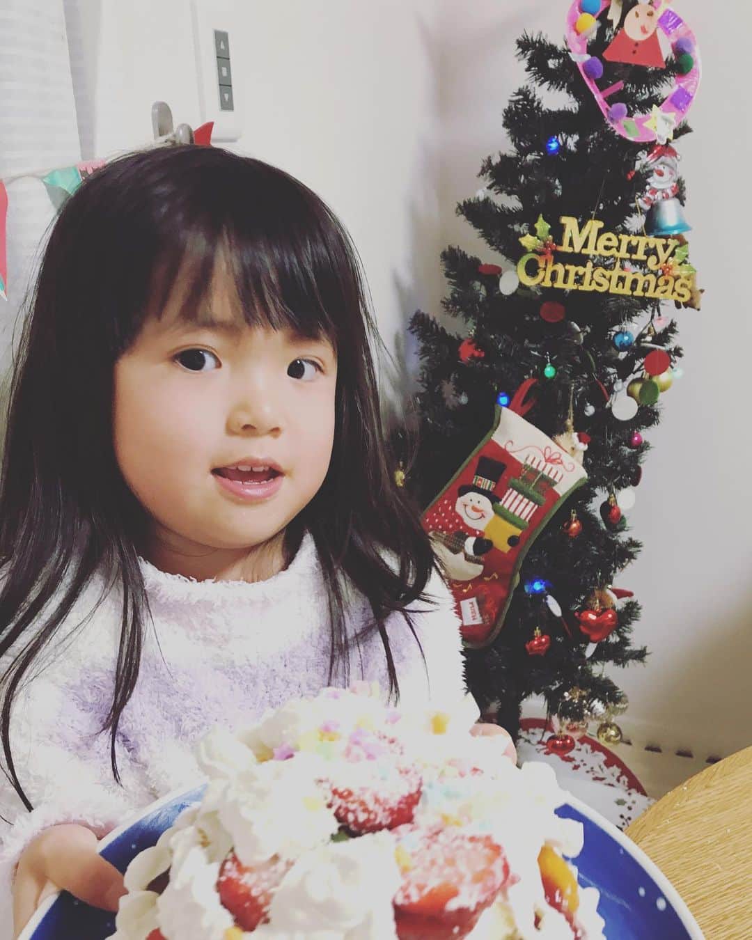 日高薫のインスタグラム：「メリークリスマス🎅🎁🎄💖  娘ちゃんは無事サンタさんからプレゼントゲットできて今日は一緒にクリスマスケーキを作りました😆🎂🥂🎁💗✨  皆さまも良いクリスマスをお過ごし下さい🎄⭐️  #merrychristmas #メリクリ #クリスマスケーキ #クリスマスケーキ手作り #クリスマスツリー」