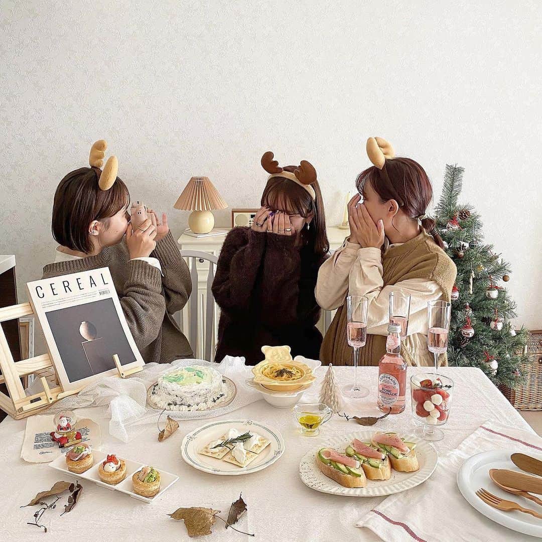 RiLiさんのインスタグラム写真 - (RiLiInstagram)「お家で楽しめるクリスマスを🏠❄️【クリスマス女子会】🎄🎂⁣ ......⁣ 今年のクリスマスはホームパーティーが定番に🏠🎄2020年最後の締めくくりはおうちで楽しく【クリスマス女子会】を〜っ💗⁣ サンタ帽子🎅やトナカイのツノをつけてみんなでコスプレするのもかわいいの🎀チキン🍗やケーキ🍰、ドーナツ🍩を囲んでみんなでパーティーしよっ🎉⁣ ⁣ 2020年頑張った自分にご褒美をあげて、来年に備えよう😭😭友だちや恋人とやってみてね🤍⁣ ❣❣❣❣❣⁣ サイトやSNSで掲載させていただくお写真募集中😘📸⁣ かわいいコーデやアイテム、注目スポットなどが撮れたら、ハッシュタグ→#rili_tokyo  を付けて投稿❗⁣ ．⁣ Special Thanks💋 Photo by⁣ @xxayapink⁣ @ponzu_i⁣ @___meu97⁣ @inbnnm⁣ @___reimm.74⁣ @aoxi23xx⁣ @inmelt⁣ @73__sakochiii⁣ .⁣ #クリスマス女子会 #クリスマス会 #クリスマス #クリスマスイブ #女子会 #お泊まり会 #クリスマスデート #おうちデート #クリスマスパーティー #ホームパーティー #rili_tokyo #おしゃれさんと繋がりたい #お洒落さんと繋がりたい #ファッション #패션스타그램 #ootd #outfit」12月25日 21時00分 - rili.tokyo