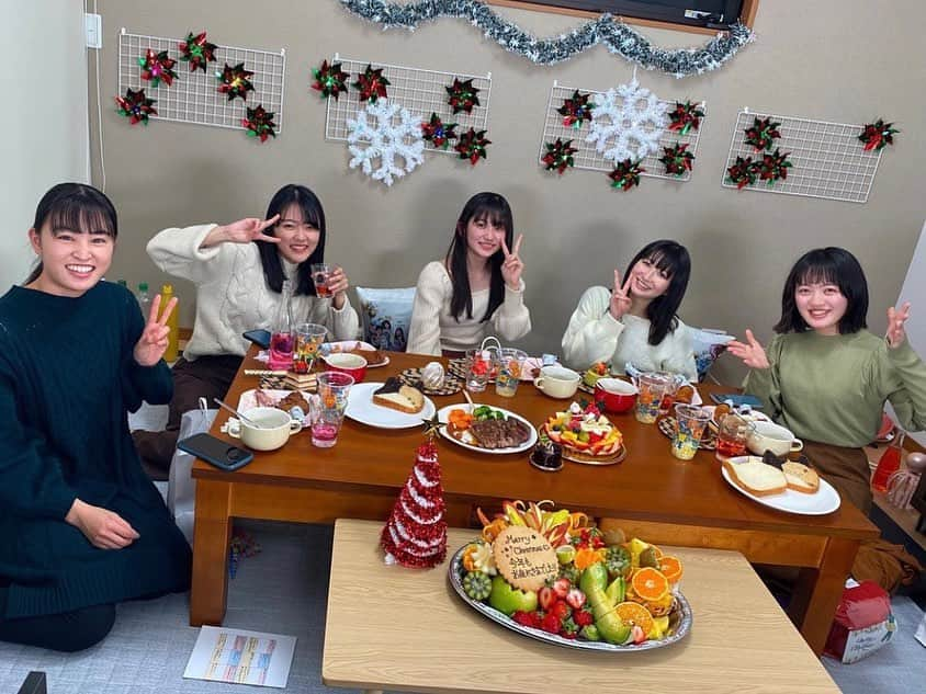 春乃きいなさんのインスタグラム写真 - (春乃きいなInstagram)「🎄 ばってん放送局でのクリスマスパーティー🍗🍰 美味しいものと笑顔が盛りだくさんで楽しかった〜！‪‪☺︎‬  昨日で終わった気がしてたけど、今日がクリスマス当日ですね✨ メリークリスマス！🎄❄  #たくさんのフルーツ美味しく頂きました✨  #ばってん少女隊 #春乃きいな」12月25日 20時59分 - haruno_kiina_official