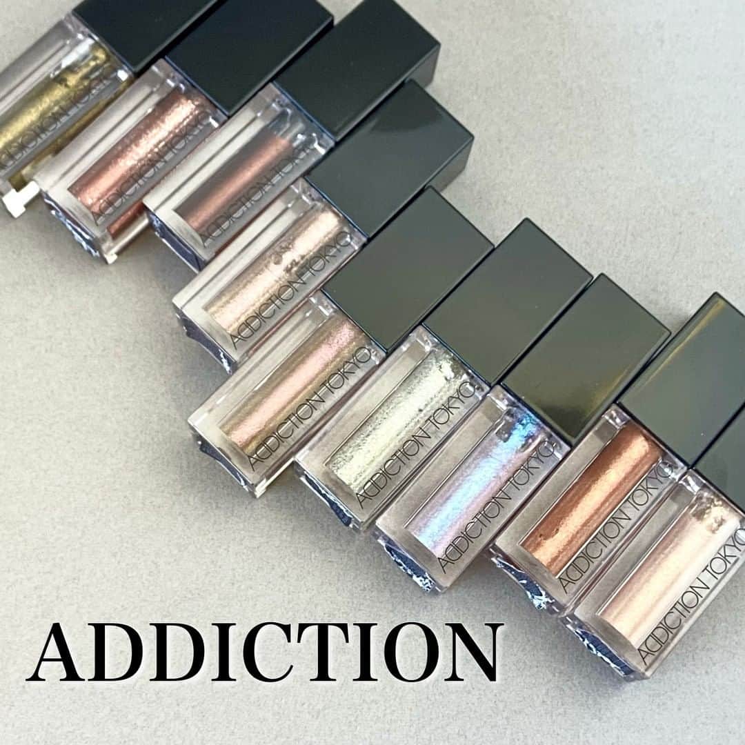 FAVOR【フェイバー】のインスタグラム：「【12月1日新作発売！】ADDICTION / アディクション　ザ リキッド アイシャドウ　ウルトラスパークル / 全9色(新6色・限定3色) 各2,500円(税抜) . . ADDICTION(アディクション)の新作シャドウ「アディクション　ザ リキッド アイシャドウ　ウルトラスパークル」は、まるで星屑を詰め込んだような輝きを放つリキッドアイシャドウ💕 . 単品で使っても、いつものアイメイクに重ねても美しい輝きを楽しめるアイテムは、1つ持っているとメイクの幅が広がります✨ . . プロフィールのトップURLから、詳しく紹介した記事もチェック👀 . #addiction #アディクション #新作コスメ #2020年新作 #コスメ #アイシャドウ #リキッドアイシャドウ #ラメ #ラメシャドウ #グリッター #クリスマス #ホリデー #コスメ紹介 #コスメレポ #コスメマニア #メイク #冬メイク #クリスマスメイク #ホリデーメイク #デートメイク #デパコス #おすすめ #人気 #人気コスメ #スウォッチ #着画」