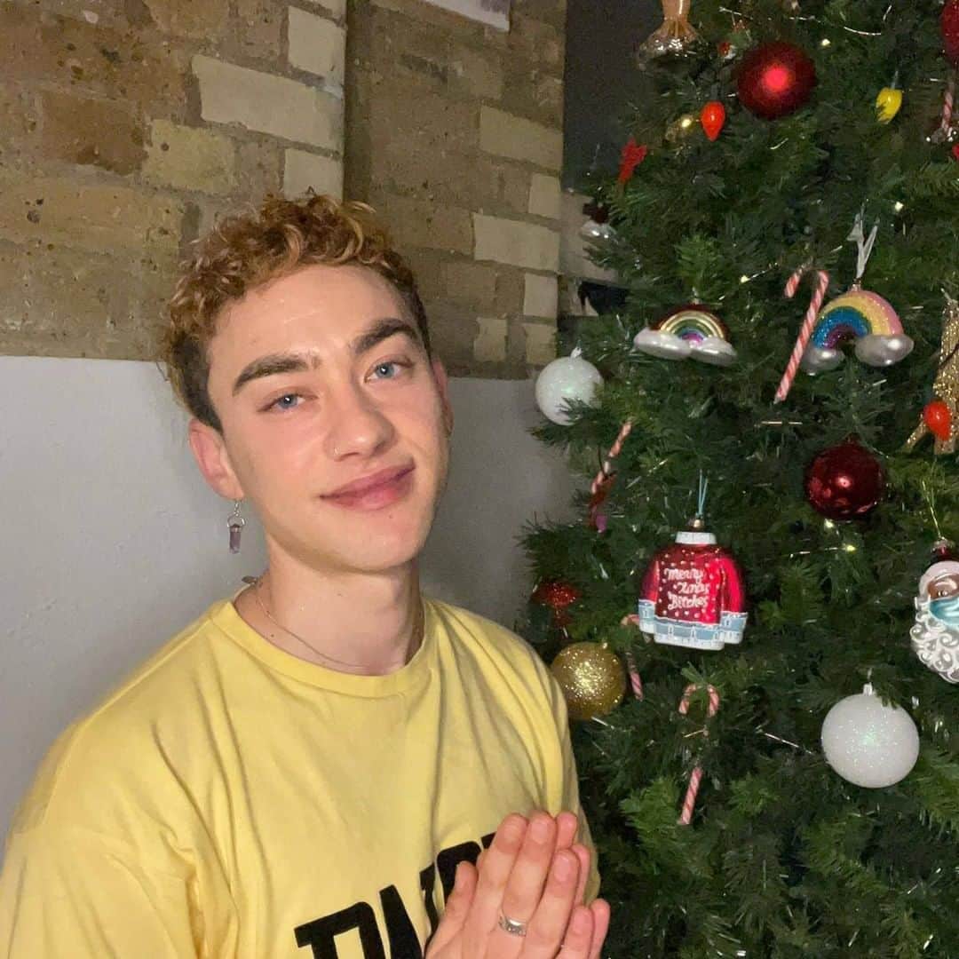 YEARS & YEARSのインスタグラム：「Merry Christmas to all the aliens and witches across the universe 💙  sending love to you and yours ✨」