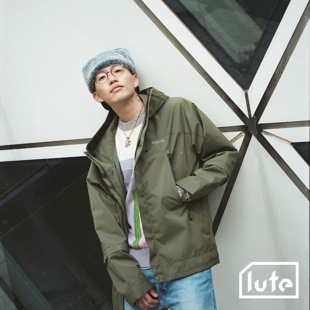 lute / ルーテのインスタグラム：「【#lute "IN TOWN"】音楽動画メディア「lute」によるインタビュー企画「IN TOWN」✍️アーティストやクリエイターのインサイドをストリートから配信📷  Interview with PEAVIS (@peavis_yld) Occupation: Rapper  Q. 最近どんな音楽を聞いてる？ A. 普段はユルいのが多いですね。TyFontaineのアルバムよかった！  Q. あなたにとって最高のアルバムは？ A. ケンドリックのgood kid, m.A.A.d city  Q. お気に入りのライブハウス、クラブはある？ A. 福岡のStand-Bopによく行く！  Q. 今注目しているアーティストは？ A. 福岡のラッパー、KAISHI。  Q. 最近気になっているニュースや社会問題はある？ A. 沢山あるけど、自分に出来る事は作品に落とし込むしかないので、世間とはいい距離感を保つ。  Photography: @keigosugiyama_   #lutemedia #luteintown #streetsnap #streetstyle #streetculture #streetscene #streetjapan #music #creator #interview #ルーテ #ストリートスナップ #インタビュー #音楽 #音楽のある生活 #音楽好きな人と繋がりたい」