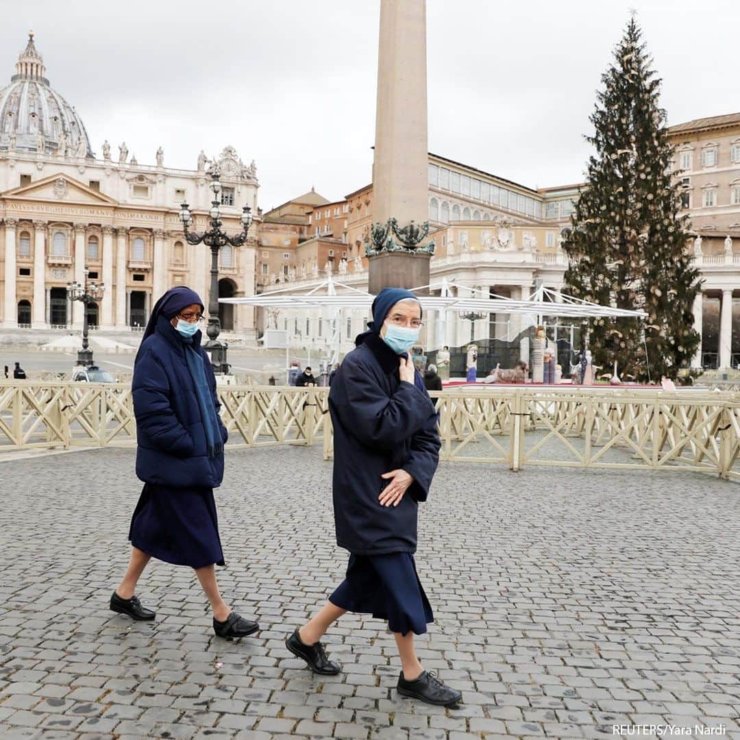 ABC Newsさんのインスタグラム写真 - (ABC NewsInstagram)「A view of St. Peter's Square on Christmas Day at the Vatican, Italy.  #christmas #italy」12月25日 21時00分 - abcnews