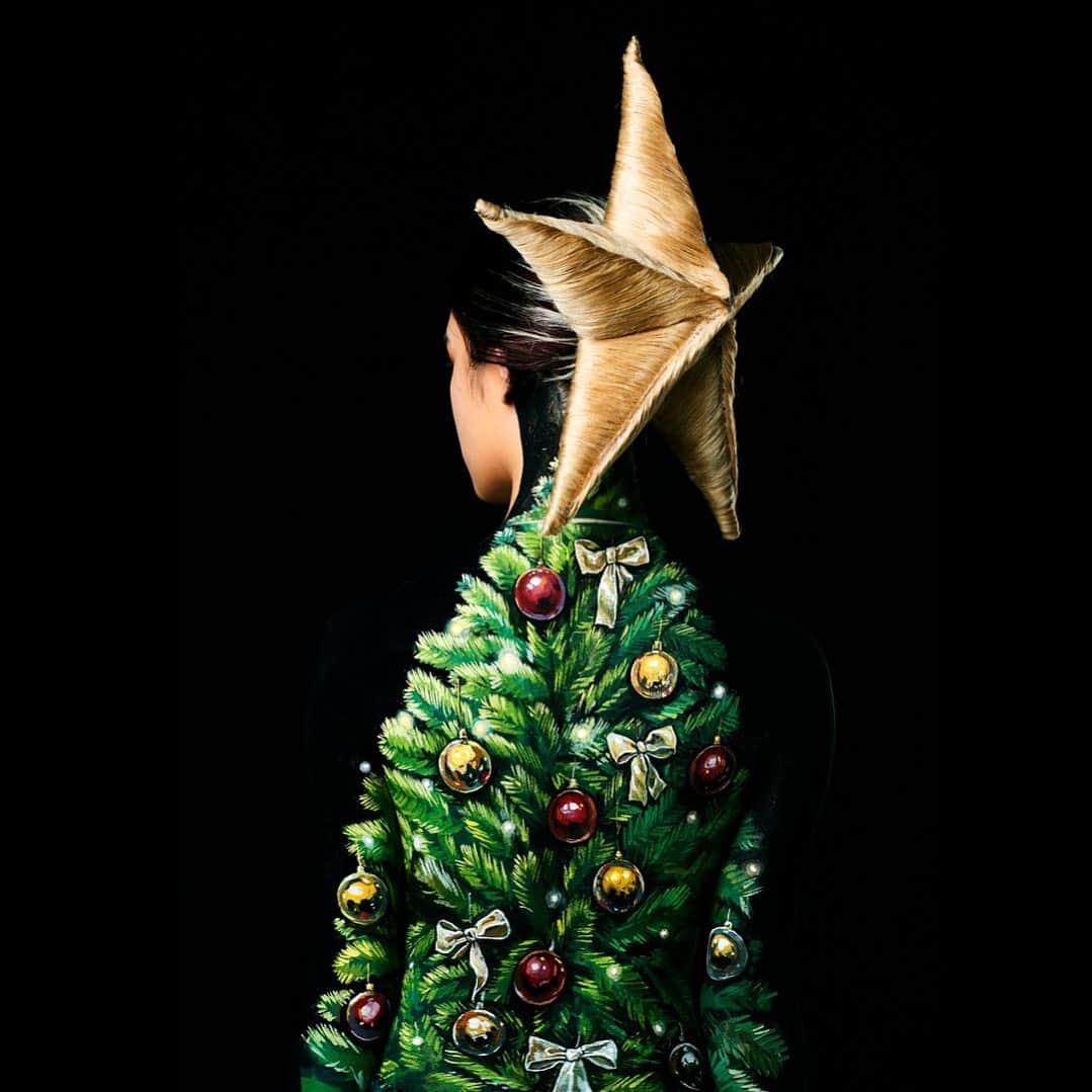 チョーヒカルさんのインスタグラム写真 - (チョーヒカルInstagram)「メリークリスマス！！！！ #cocosa #熊本 さんのビジュアルで作らせていただいたペイント。髪で星を作っていただいた感動作です…！！！！！！！  #bodypaint #christmas #painting」12月25日 20時53分 - hikaru_cho