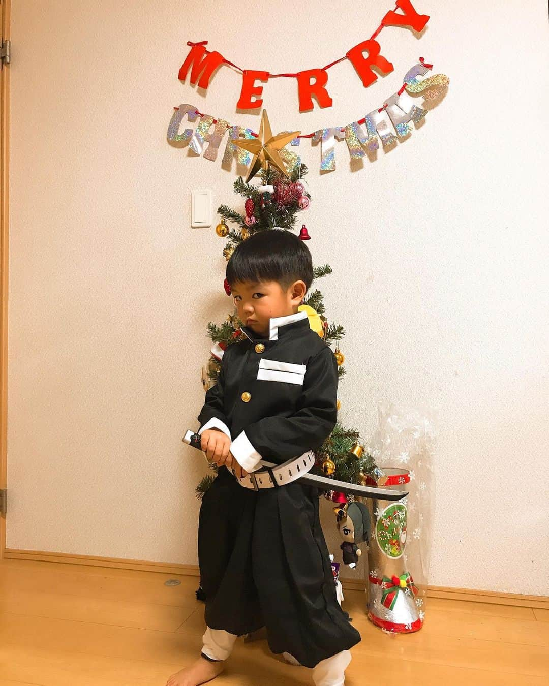 渡部太基さんのインスタグラム写真 - (渡部太基Instagram)「. 🎅さんからの🎁 ほぼ鬼滅の刃シリーズだらけで朝起きて サンタさん、こんなにくれたの？って戸惑ってましたw 🎁下さった皆さんありがとうございました☺️🙏 #わたべんちのれおうくん #クリスマス🎁 #鬼滅の刃 #竈門炭治郎 #コスプレ #何とか間に合って良かった #キメ顔 #なりきり炭治郎 #鬼殺隊 #メリークリスマス #merrychristmas #🎅 #🎄 #🎁」12月25日 20時54分 - daikick7