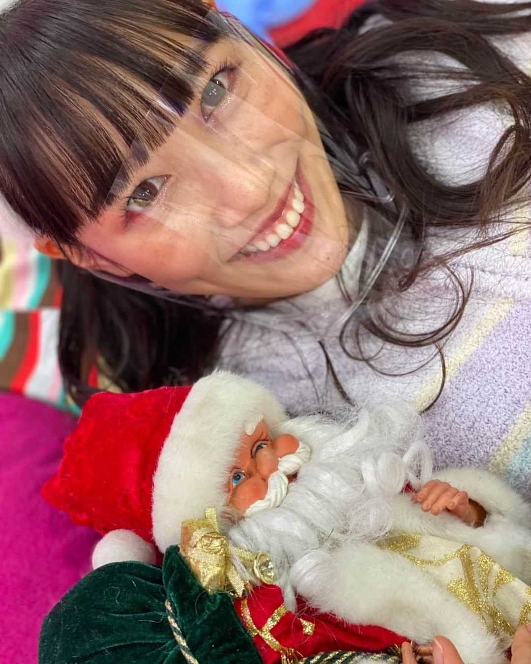 高城れにさんのインスタグラム写真 - (高城れにInstagram)「メリークリスマス第2弾！！  ライブがないクリスマスは寂しいけどみんなのコメント見ながら今年は幸せ感じたいと思います🎁‼︎ みんなはどんなクリスマス過ごしてますか？  高城家では絶賛クリスマスパーティー中です🥳🎉 サンタさんも来ました🎅🎁  家族でプレゼント交換もしたよー！ 今からお菓子の家を作ります♪ 写真またあげるねーっ  みんなも素敵なクリスマスを！  #happy #Merry #christmas」12月25日 20時54分 - takagireni_official