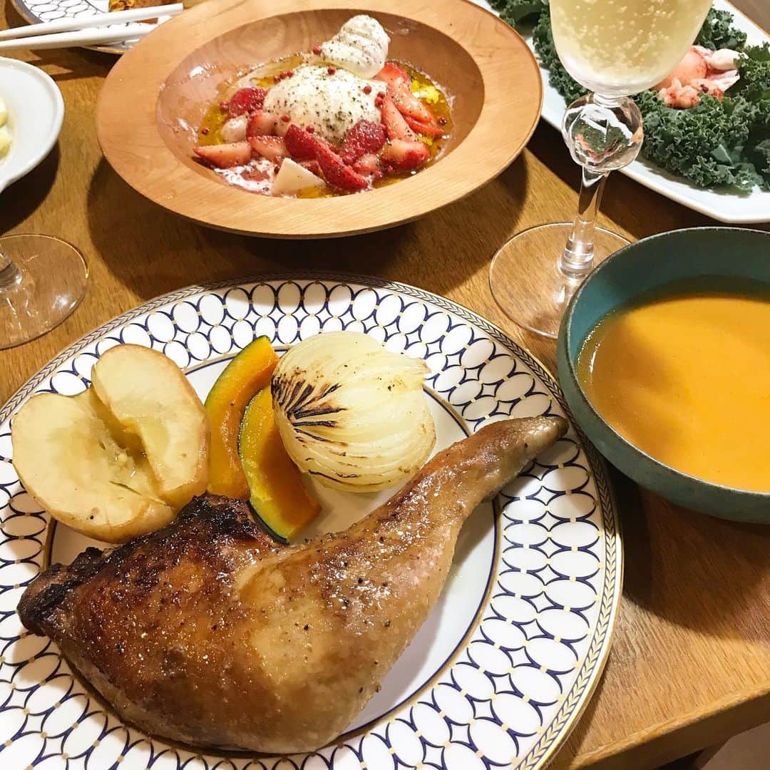 福田葉子さんのインスタグラム写真 - (福田葉子Instagram)「今年のチキンは焼きリンゴ添え。オーブンに一緒に入れるだけだから簡単。 フランスの冷凍食品スーパー、ピカールで活きオマール海老🦞を見つけたので買ってみた。蒸しただけなのにおいしい。すごいな最新技術。 #merrychristmas #xmas #xmasdinner #omarshrimp #yummy #picard #メリークリスマス　#クリスマスディナー　#焼きりんご　#おいしい　#ピカール　#冷凍食品　#オマールエビ」12月25日 20時54分 - yoyoyokoko