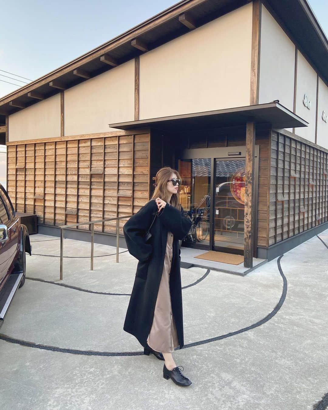 i am aiのインスタグラム：「年末にかけての さらに1日が早く過ぎ去っていくような、 このソワソワ感とワクワク感が すき！🪐🖤💃🏻 ㅤㅤㅤㅤㅤㅤㅤㅤㅤㅤㅤㅤㅤ 今年は(も?) クリスマスも年末年始もお仕事もりもりがんばります💪🏻 #明日からくまちゃんとハーフコート再入荷しますよー♡ ㅤㅤㅤㅤㅤㅤㅤㅤㅤㅤㅤㅤㅤ」