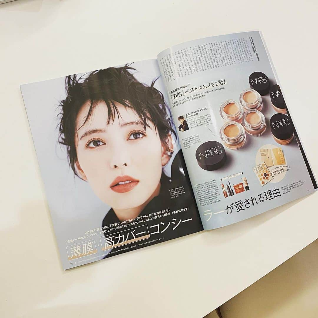 中野明海さんのインスタグラム写真 - (中野明海Instagram)「@bitekicom 美的　２月号  付録は NARSの 薄膜高カバーコンシーラー 4色付き！！  いろんなトーンの肌の人の為の 全10色もあるコンシーラー  自分の肌にぴったり合った色がきっとあるはず。  そんな運命の1色さえ 見つけられれば どんな肌のコンディションでも 何もなかったかのように過ごせます✨✨✨  ピタッとセミマット で ベールをかけたようなドラマチックな美しさの比留川游ちゃんになりました✨✨✨✨✨✨✨  @narsissist  @narsobsession  @mileyuuuuu  @mikuogawa_stylist  @fumikoshibata_ #比留川游  #中野明海  #私はそばかすとシミ顔でいつもいろんなコンシーラーをファンデーションがわりに使ってるくらいのコンシーラー好き👍🏻✨ 自分にぴったり合う 濃淡2色持っていれば完璧だと思ってます✨✨✨✨✨✨✨✨✨✨✨✨  このメイクの詳細は 美的　2月号をご覧くださいね  #艶肌だけが美しさではない👍🏻✨」12月25日 20時56分 - akeminakano__official