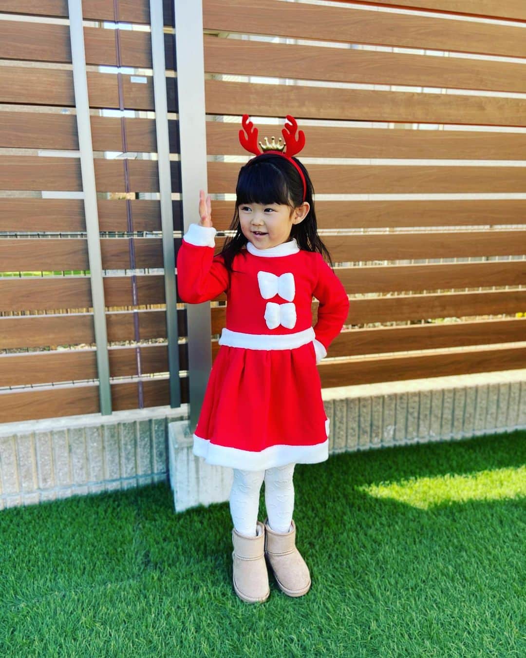 大菅小百合のインスタグラム：「メリークリスマス🎄🎅🎁‼️ 娘が喜ぶと思ってツリーになってみたけど…反応薄くてガックリ🥲🤣ママツリー面白いと思ったんだけどなぁ〜💦 自分のサンタ姿の方が気に入ったご様子の娘ちゃん😍トナカイ犬も可愛い〜❤️🐶笑 来年は一緒にツリーになってくれる人求む‼️👍🏻 ひとりじゃ寂しくて☺️✨笑 ・ ・ ・ #メリークリスマス🎄  #娘サンタ #トナカイワンコ #ママツリー #張り切ったのは私だけ #でもそんな私にもサンタが #キターーー‼️✌🏻 #🎅」