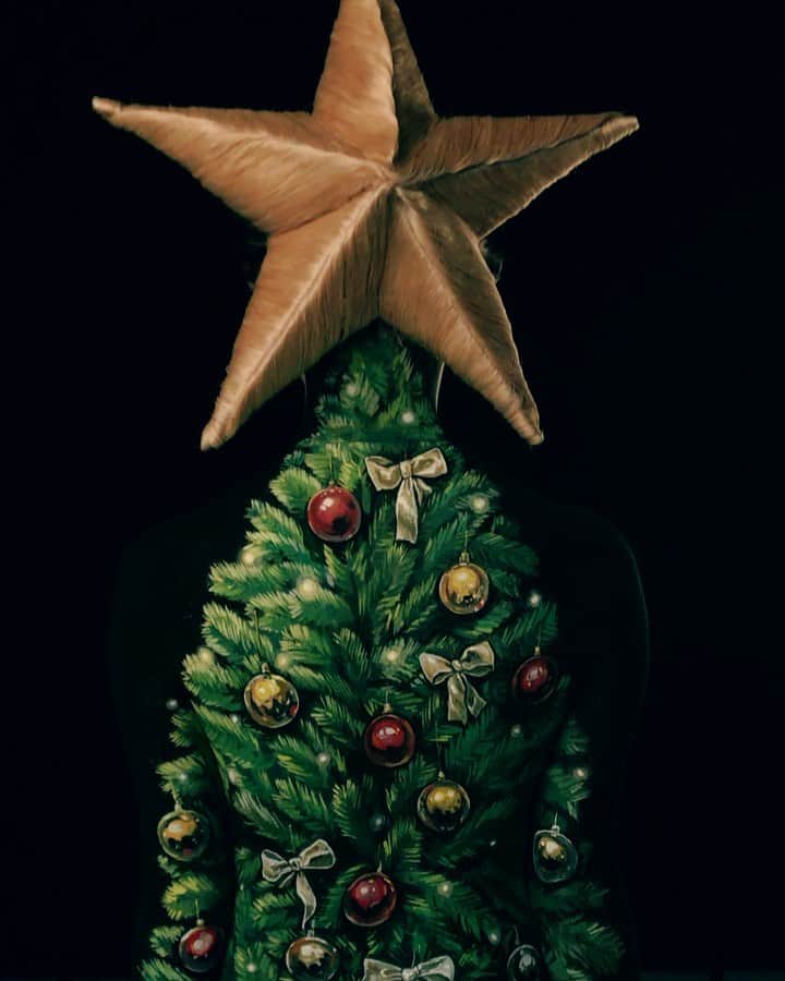 チョーヒカルのインスタグラム：「メリークリスマス！！！！ #cocosa #熊本 さんのビジュアルで作らせていただいたペイント。動画です！やっほ〜  #bodypaint #painting #christmas」