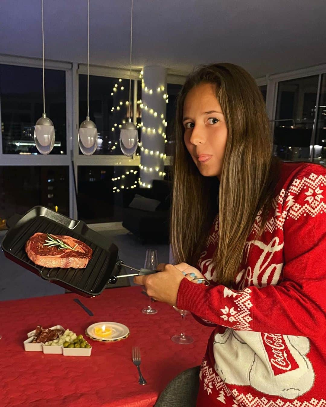 ダリア・カサトキナのインスタグラム：「Merry Christmas to everyone🎄 steak lovers welcome🥩🥰 Поздравляю всех причастных с католическим Рождеством🎄 #DD #Christmas #merrychristmas #steak #steaklover」