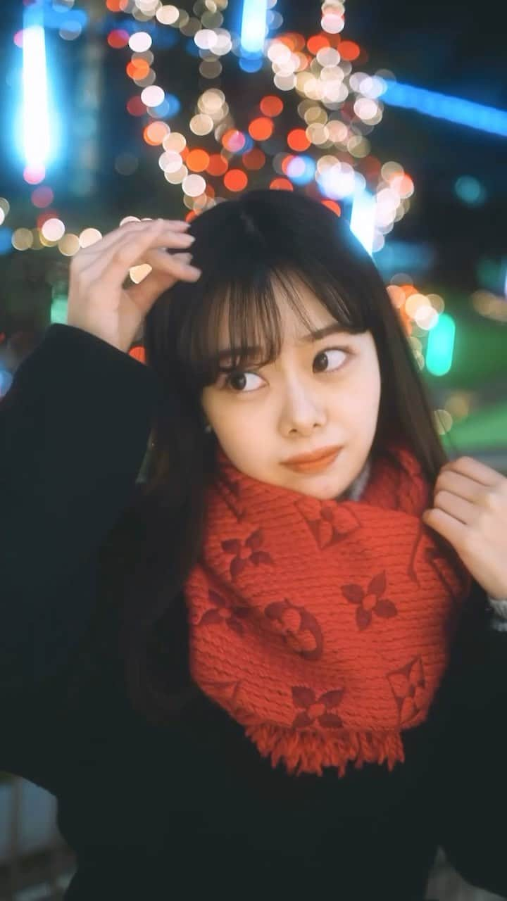 浅川由梨子のインスタグラム：「クリスマスはイルミネーションで撮影をしてきました🎄  寒い中ありがとうございました❤️  #christmas #christmastree #冬服 #冬服コーデ #クリスマス #クリスマスツリー #後楽園 #イルミネーション #マフラー #マフラー女子 #リール #一眼レフ #ポートレート #ポートレート撮影 #ポートレートモデル #サロンモデル #サロンモデル募集 #louisvuitton」