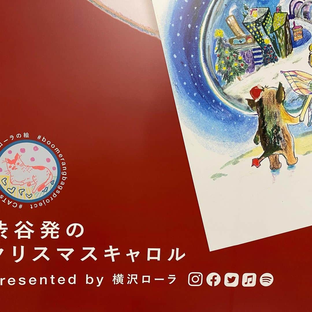 横沢ローラさんのインスタグラム写真 - (横沢ローラInstagram)「こちら、巨大ポスターと、ポストカード、今日までー！！！ 本当にありがとう、、来年できるかなぁ。 #シブヤクリスマスキャロル #shibuyachristmascarols ＃渋谷発のクリスマスソング　#横沢ローラ」12月25日 21時09分 - laurayokozawa