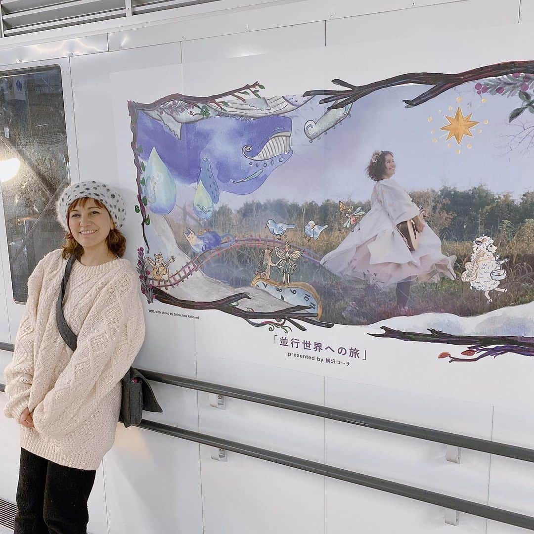 横沢ローラのインスタグラム：「こちら、巨大ポスターと、ポストカード、今日までー！！！ 本当にありがとう、、来年できるかなぁ。 #シブヤクリスマスキャロル #shibuyachristmascarols ＃渋谷発のクリスマスソング　#横沢ローラ」
