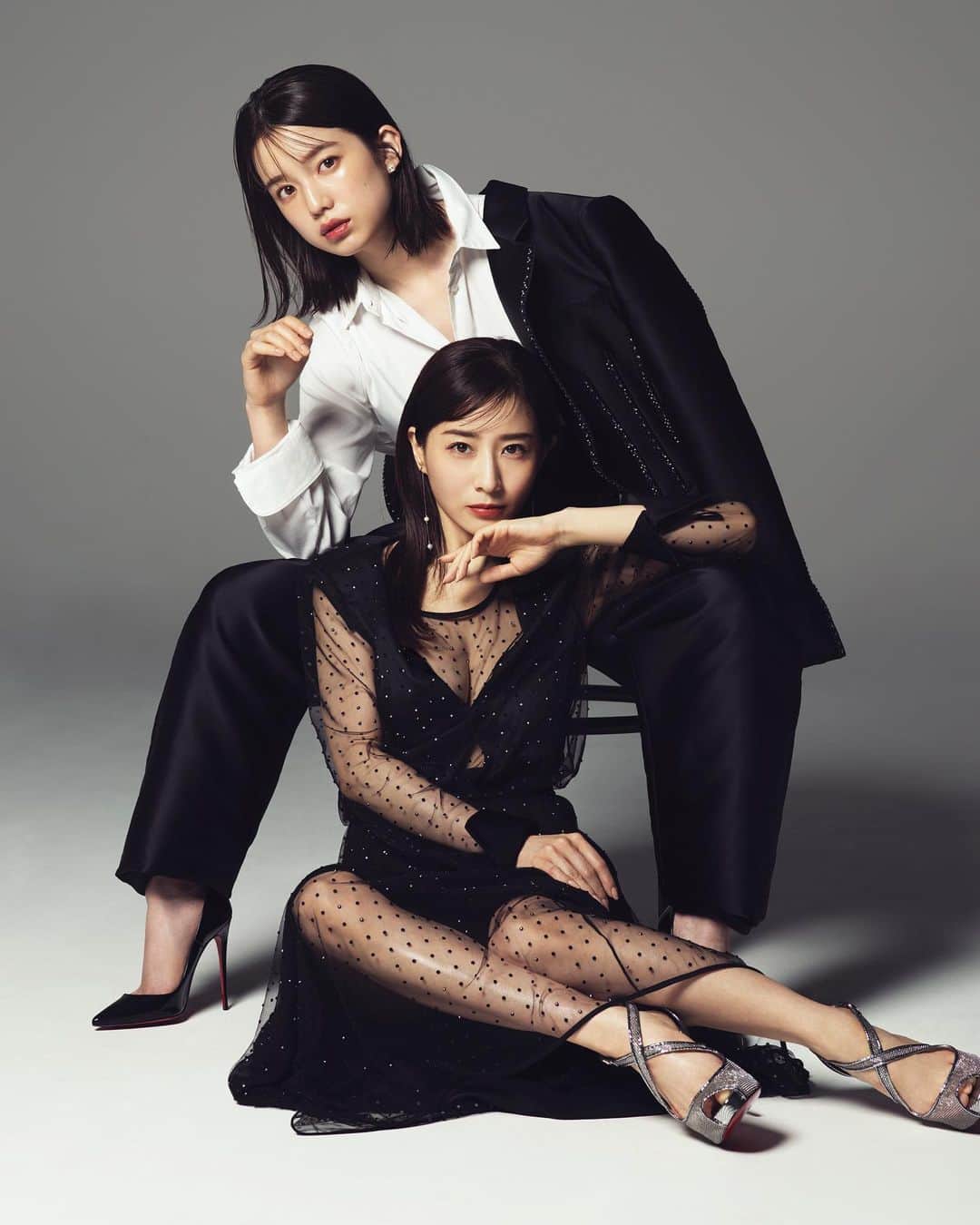 長山一樹のインスタグラム：「あざとくて何が悪いの？女子アナツートップ、田中みな実さん×弘中綾香さんをジェントル仕上げで撮影させていただきました。 最新号のGINGERより。  @ginger_magazine  @minamitanaka_official  @hironaka_ayaka  Stylist #西野メンコ  Hairmake #山下智子 #イワタユイナ #ginger #田中みな実 #弘中綾香 #あざとくて何が悪いの #photography #portrait #hasselblad #h6d #kazukinagayama #長山一樹」