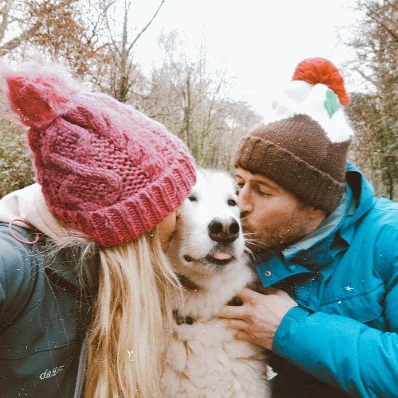 トニア・コーチのインスタグラム：「Merry Christmas and a big sloppy kiss from us 🥂🎄😘☃️」
