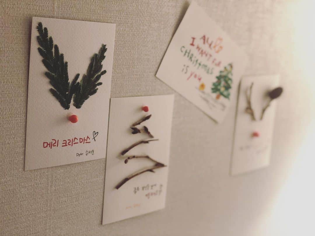 ソン・ハユンさんのインスタグラム写真 - (ソン・ハユンInstagram)「오늘 하루 잘 보냈어요?  편지 보내요😘 ㅎ  그대들 곁에 행운이 함께하길 바랄게요🎄❤️  💐Floral designer @oooooung   #Merry Christmas」12月25日 21時01分 - hayoonsong1202