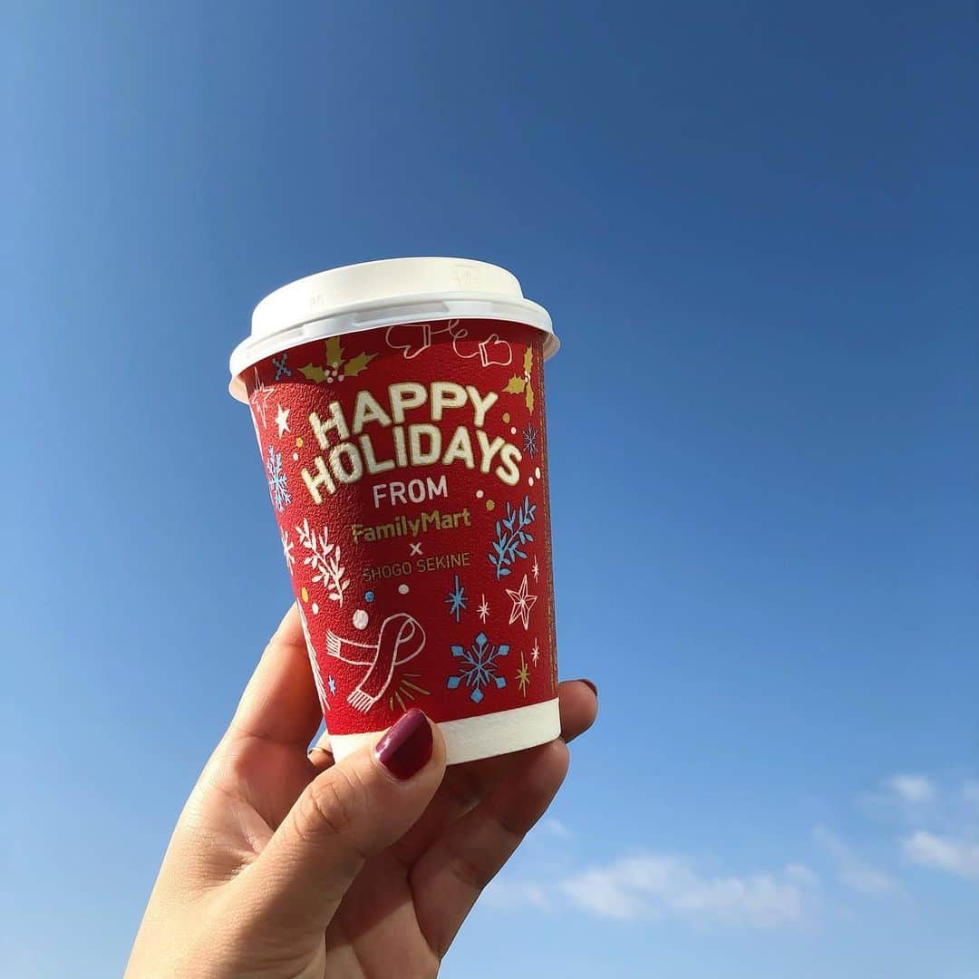 新谷美奈のインスタグラム：「.﻿ ﻿ Merry Christmas💝﻿ クリスマス仕様の可愛いカップは☕️﻿ 大好きな @shogosekine0319 さんのデザイン﻿🧣 #出会うまでファミマに通いつめたな🥰﻿ ﻿ 皆さまどんなクリスマスを過ごされましたか❓🎅🏻🎄🎁﻿ 今年も残すところあとわずか❤ 気持ちよく新年を迎えれるように あったかいお洋服をたくさんご用意して﻿ ﻿週末もお待ちしてます😊  @ninamew_official#Ninamew#ニーナミュウ#ゆめタウン#ゆめタウン佐賀#セレクトショップ#selectshop」