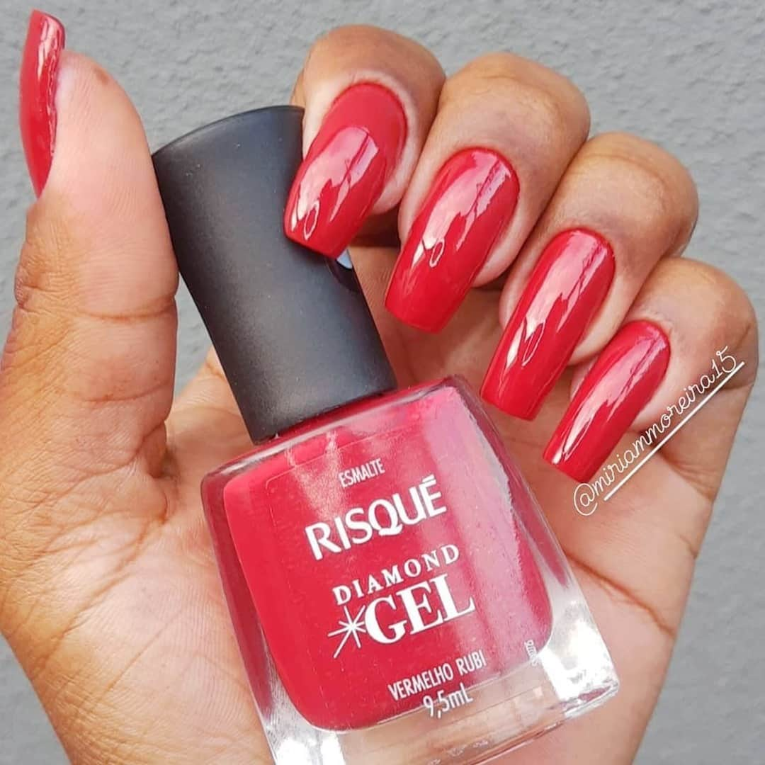 Risqueさんのインスタグラム写真 - (RisqueInstagram)「Temos unhas prontinhas pro Natal por aqui! A @miriammoreira15 apostou em #VermelhoRubi da linha #RisquéDiamondGel para as festas de final de ano e não faltou sofisticação no resultado final. O #EfeitoGel ficou por conta dos dois passos básicos: Esmaltar a unha (Passo 1) e finalizar com uma camada fina de Top Coat Fixador (Passo 2). Para aparecer por aqui, use #RisquéDaSemana no seu feed. ⠀ ⠀  #TáNasNossasMãos #Risqué #Unhas #ViciadaEmVidrinhos #UnhasColoridas #Nails #EsmaltesRisqué」12月25日 21時02分 - risqueoficial