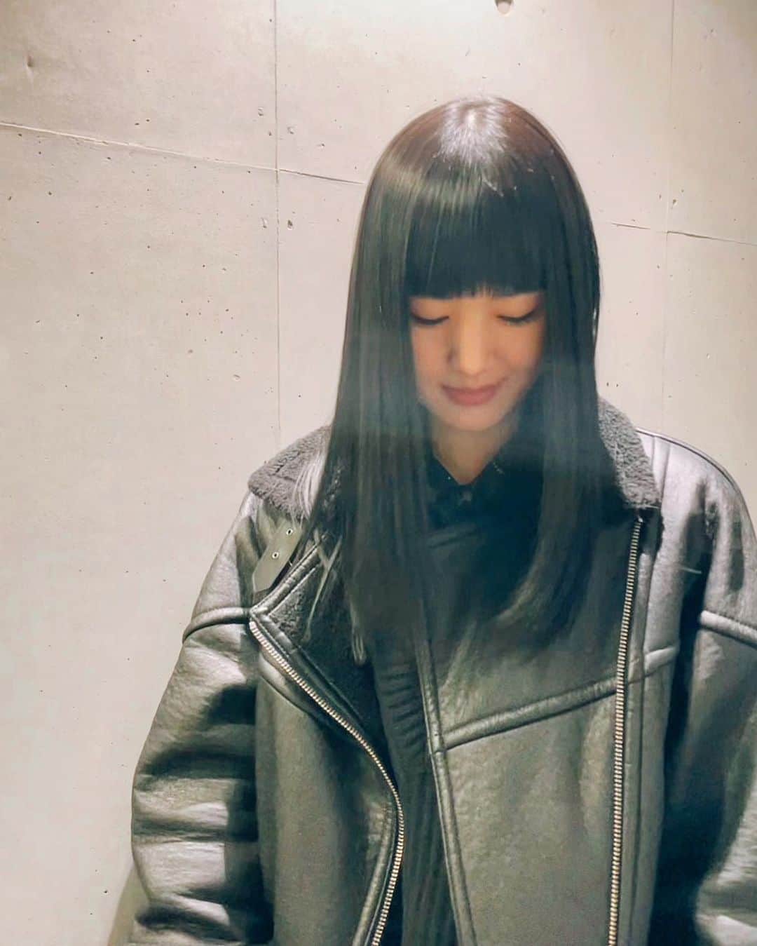 のインスタグラム：「髪の毛を切り納めると同時に栄養も中に治めてもらいました。 せっかく綺麗に整えて頂いた直後に帽子を被ってしまい、髪の毛を収めるという失態を犯してしまいました。人間だもの。  Merry Xmas🎅🏻✨」