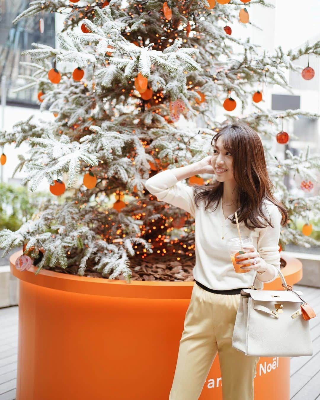 喜田彩子さんのインスタグラム写真 - (喜田彩子Instagram)「﻿ ﻿ あ〜、可愛かったHermès tree🍊﻿  ﻿ やっぱり冬はホワイトニット！﻿ UNIQLOのカシミヤシリーズ大好きで今年も追加購入。﻿ #カシミヤVネックセーター﻿ ﻿ 着心地・肌触りも良く、薄手なのにすこぐ暖かいよ🧡﻿ カラバリも多く、Vとクールネックどちらも持っております♩﻿ ﻿ ﻿ @uniqlo @uniqlo_ginza @uniqlo_with﻿ #ユニクロニット部 #ユニクロニット族 #ニットコーデ #上下ユニクロ部 #セーター #カシミヤ #cashmere #uniqloginza2020FW#PR #Locari #uniqlo #uniqlo_tokyo #uniqloginza #ユニクロ #ユニクロ東京 #ユニクロニット部 #ユニクロ銀座 #ユニクロ新作 #ユニクロコーデ #上下ユニクロ #ユニクロきれいめ部 #ユニクロユー」12月25日 21時04分 - ayacokida